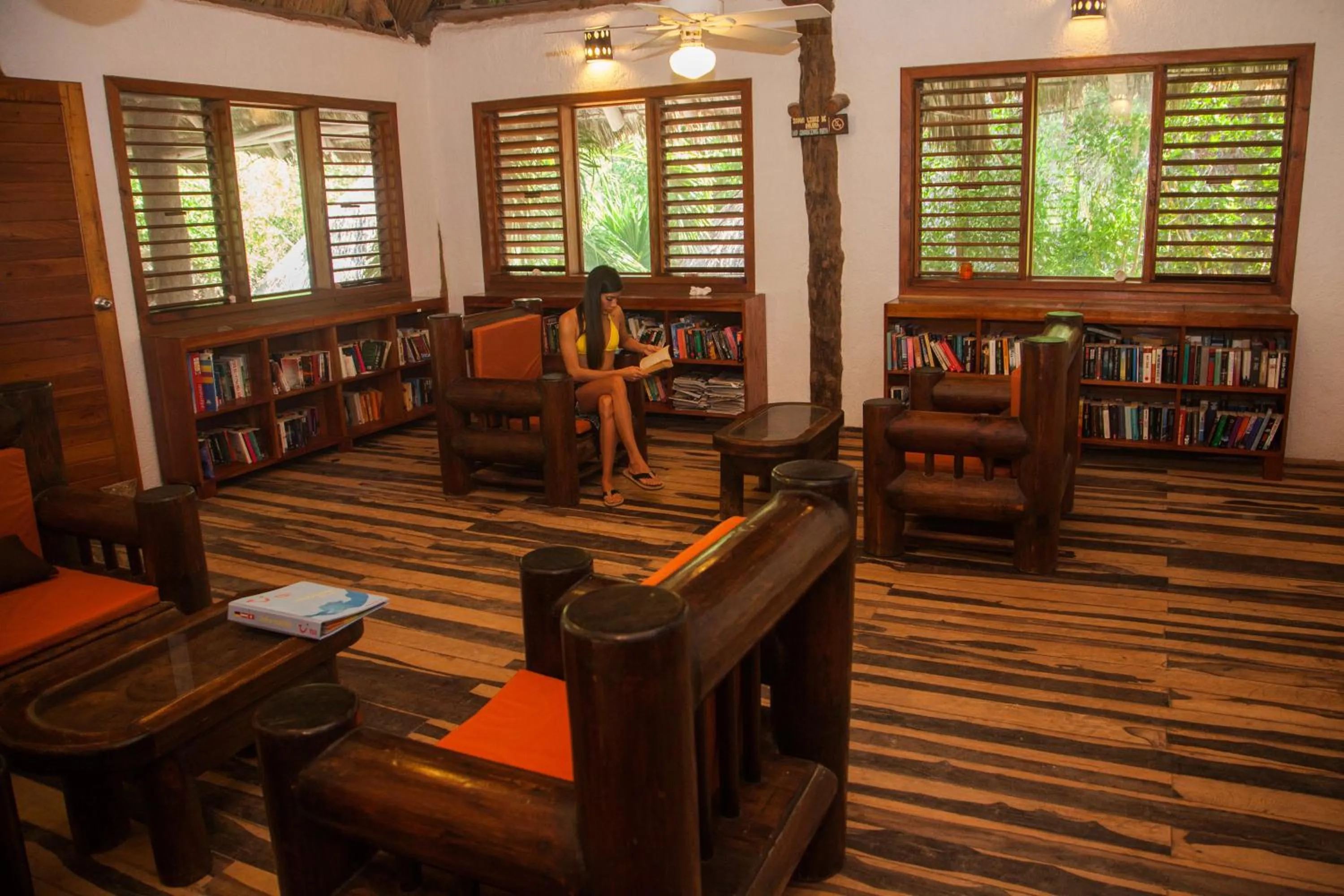 Communal lounge/ TV room in Holbox by Xaloc