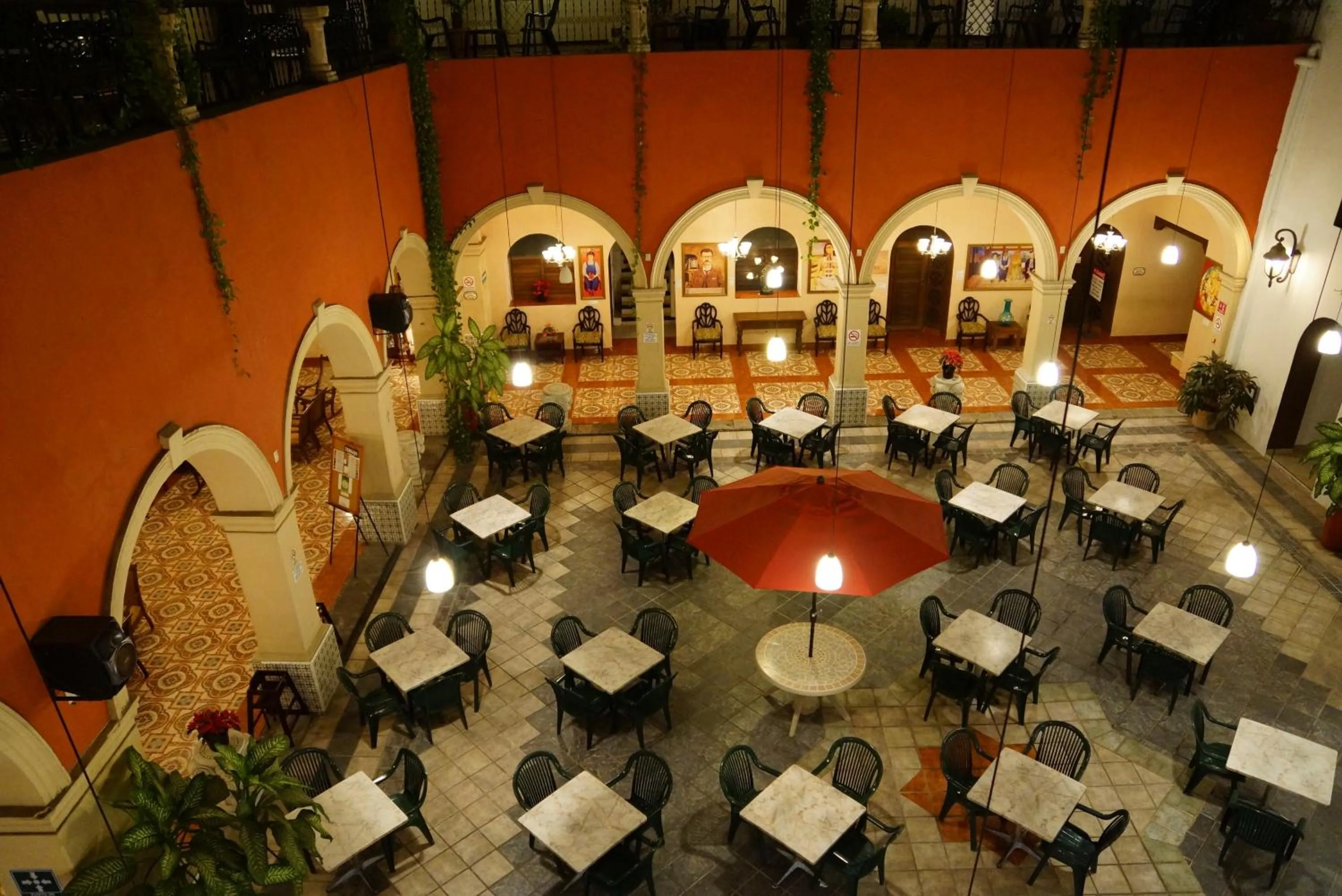 Restaurant/places to eat in Hotel Doralba Inn
