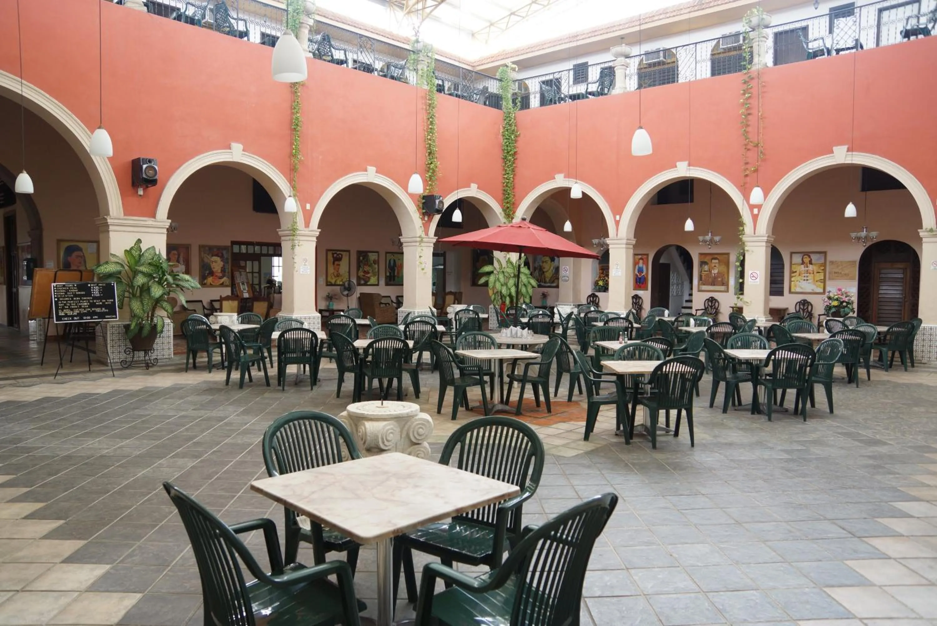 Restaurant/places to eat in Hotel Doralba Inn