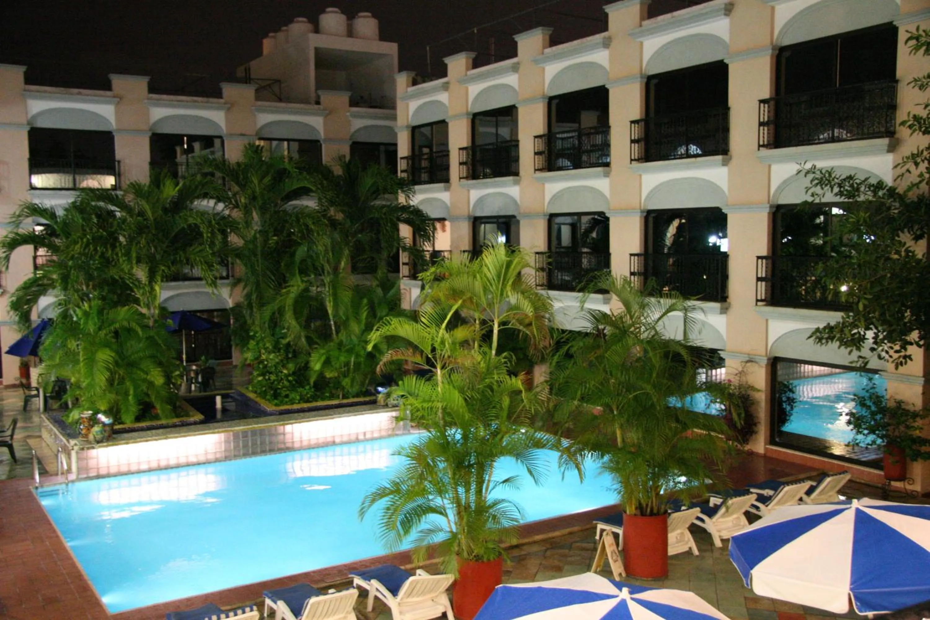 Swimming pool in Hotel Doralba Inn