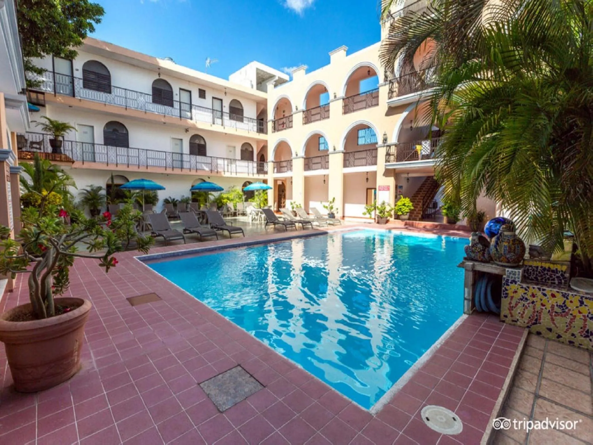 Swimming pool in Hotel Doralba Inn