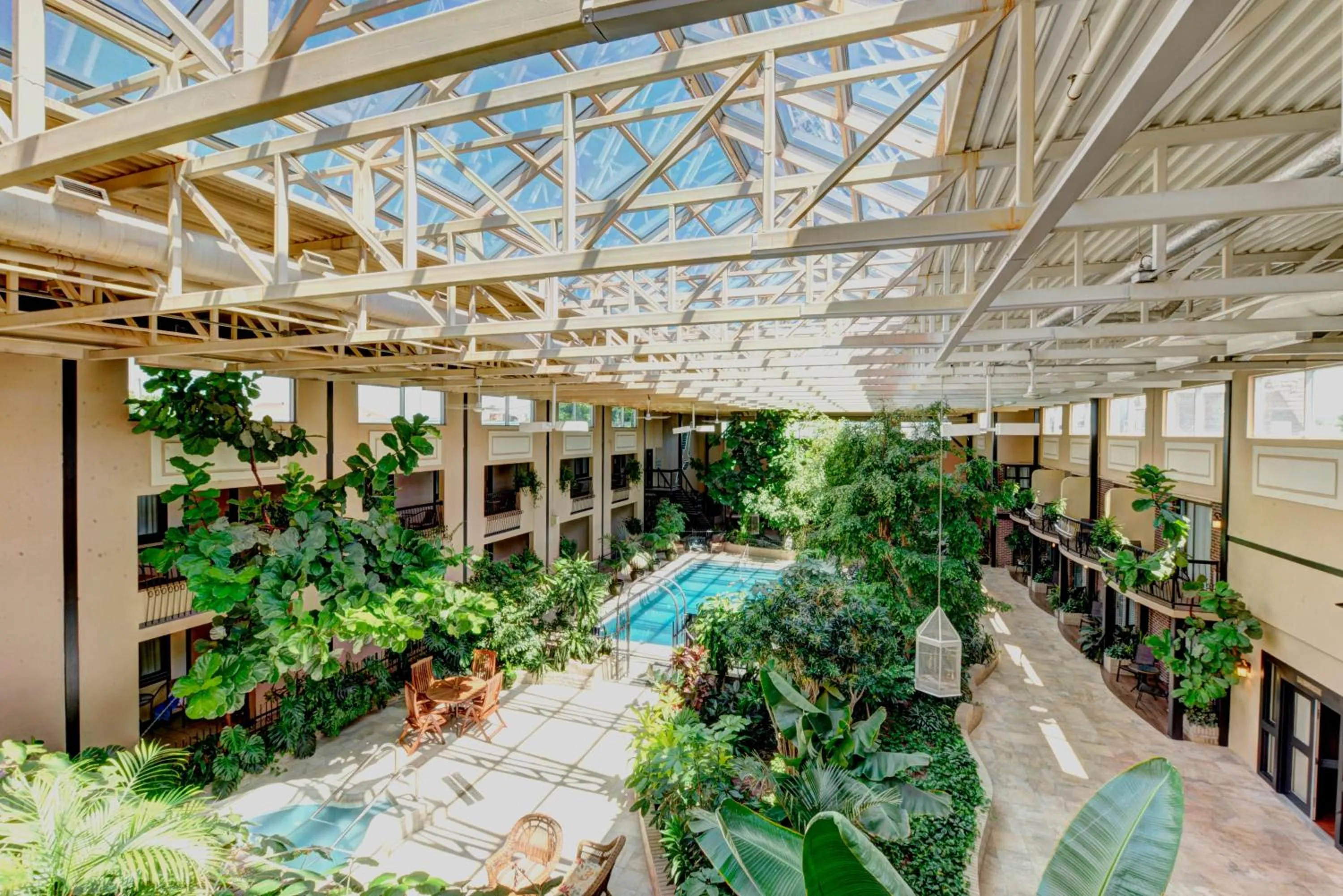 Swimming pool in Hotel L'Oiseliere Montmagny