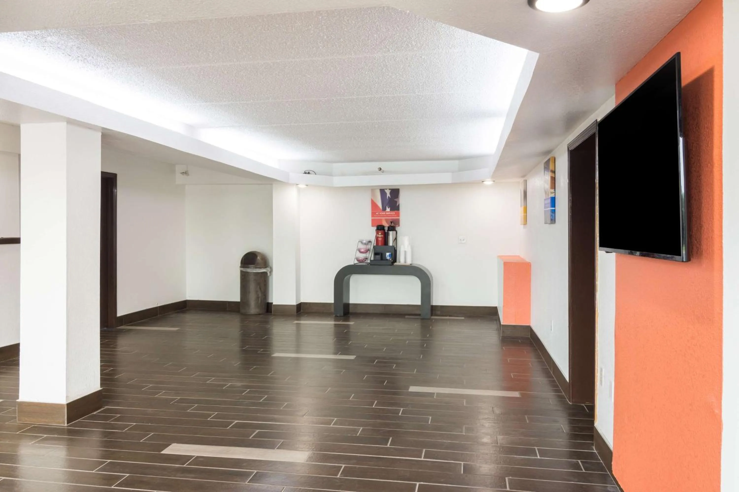 Communal lounge/ TV room in Motel 6-Macon, GA