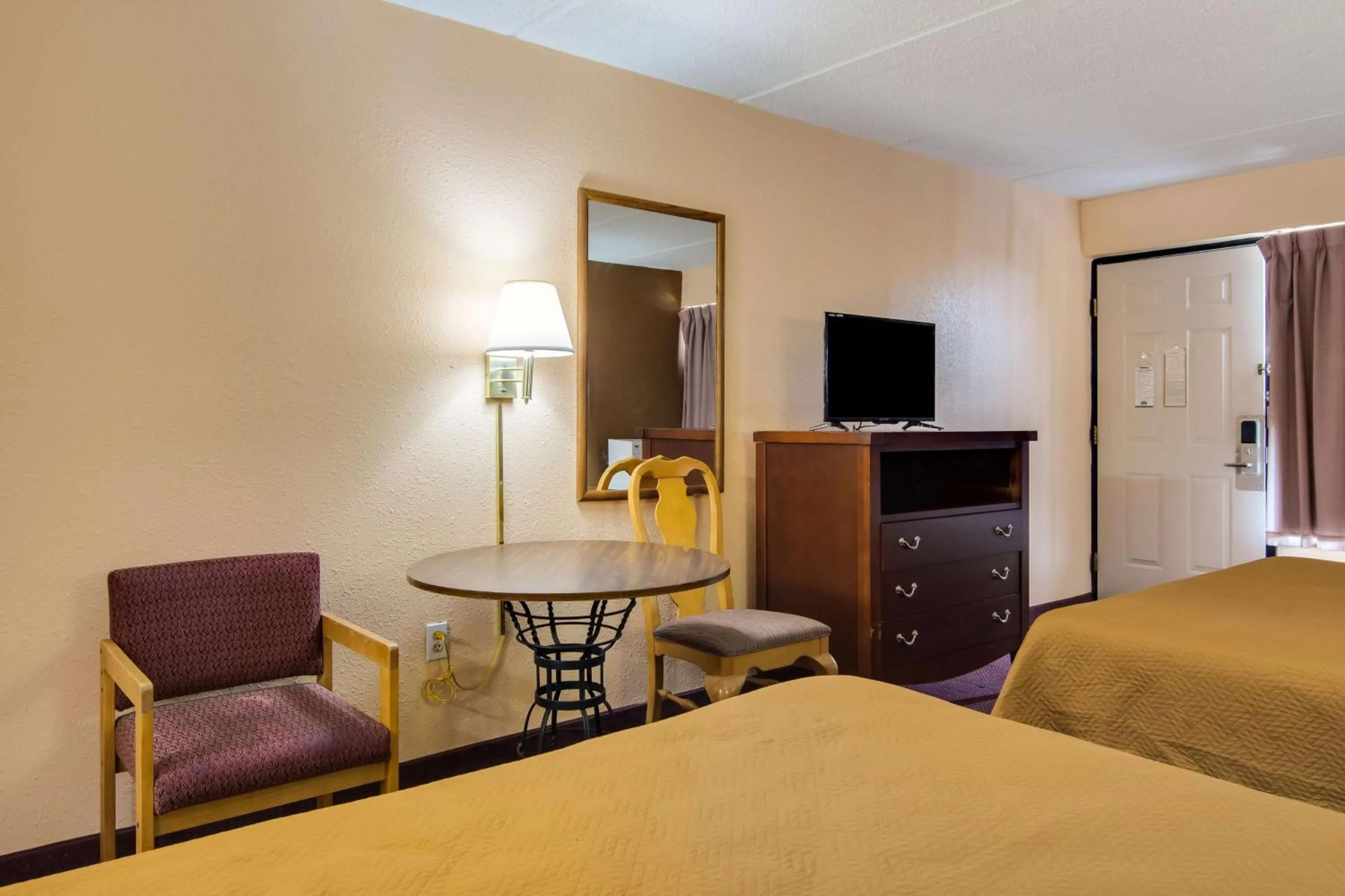 TV and multimedia, Bed in Motel 6-Macon, GA