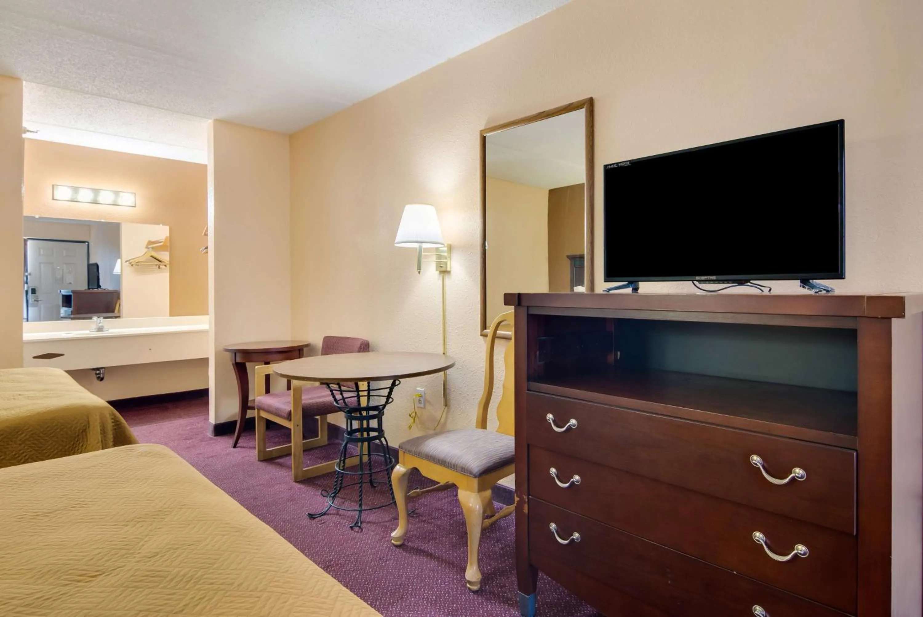 TV and multimedia, Bed in Motel 6-Macon, GA
