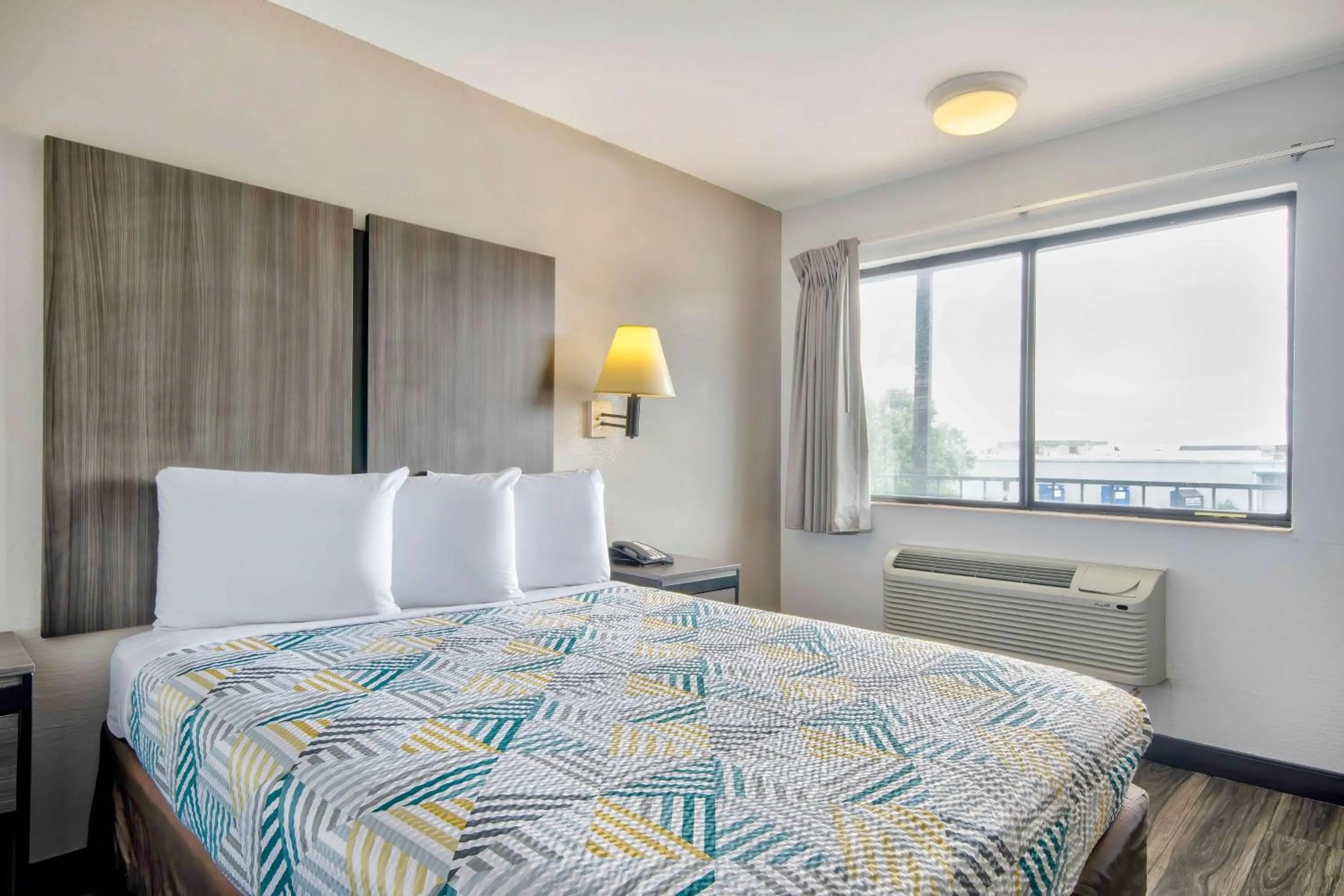 Bedroom, Bed in Motel 6 Jonesboro