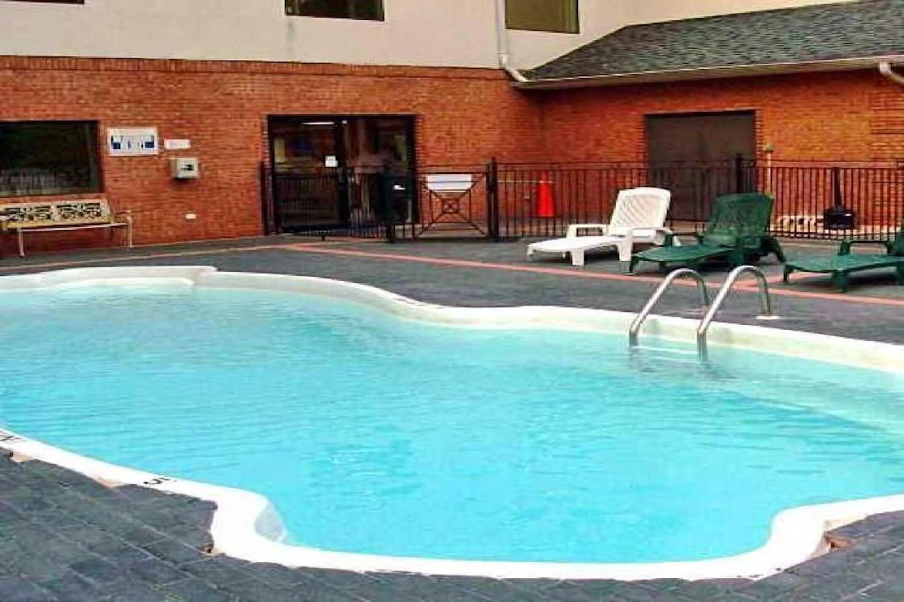 Swimming pool in Motel 6 Jonesboro