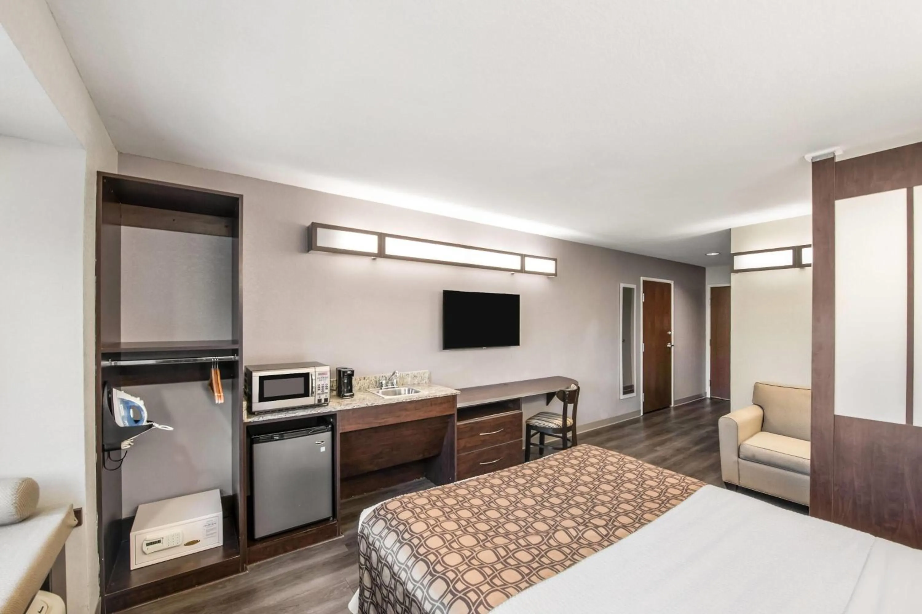 Photo of the whole room, Bed in Microtel Inn & Suites by Wyndham Pearl River/Slidell