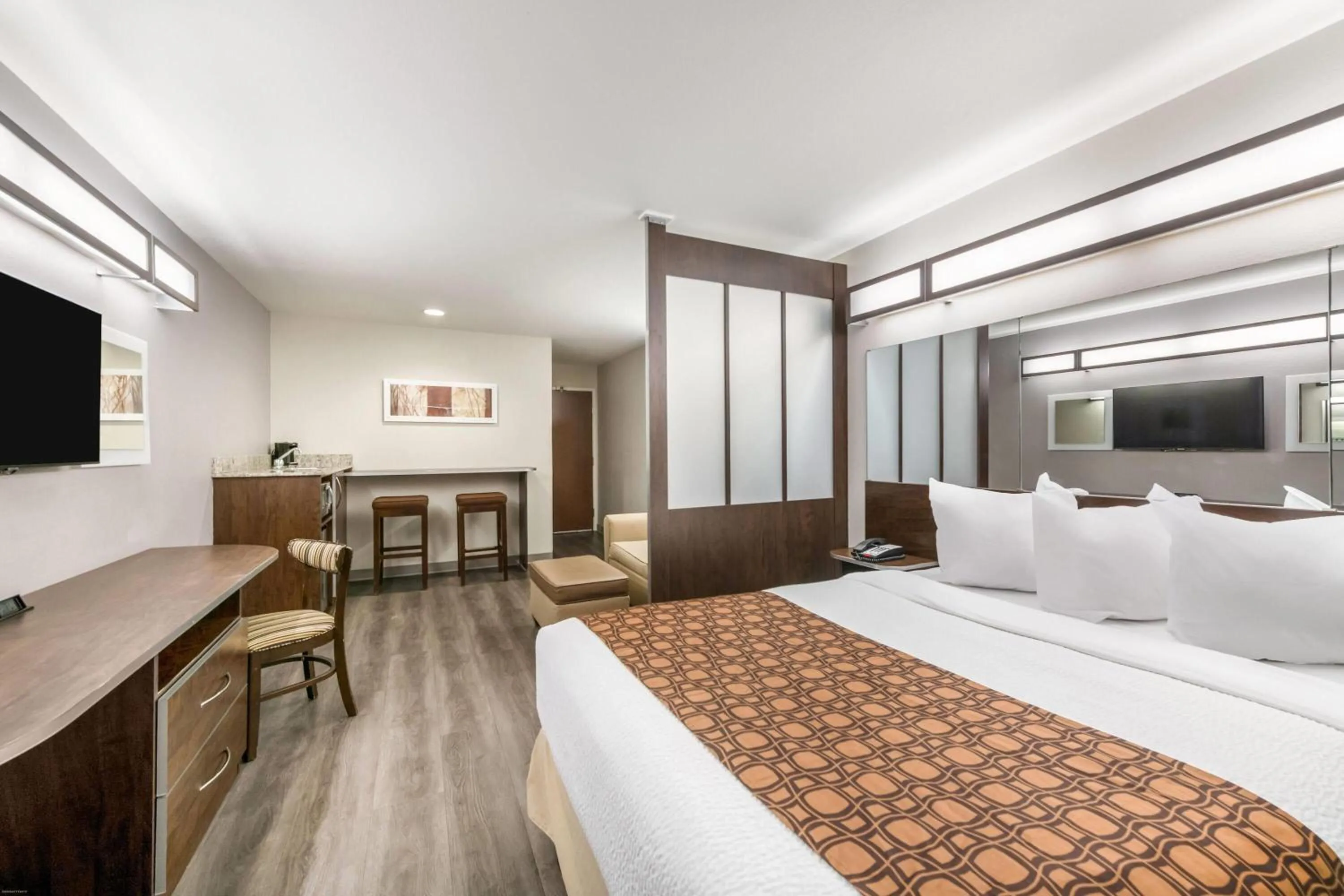 Photo of the whole room, Bed in Microtel Inn & Suites by Wyndham Pearl River/Slidell