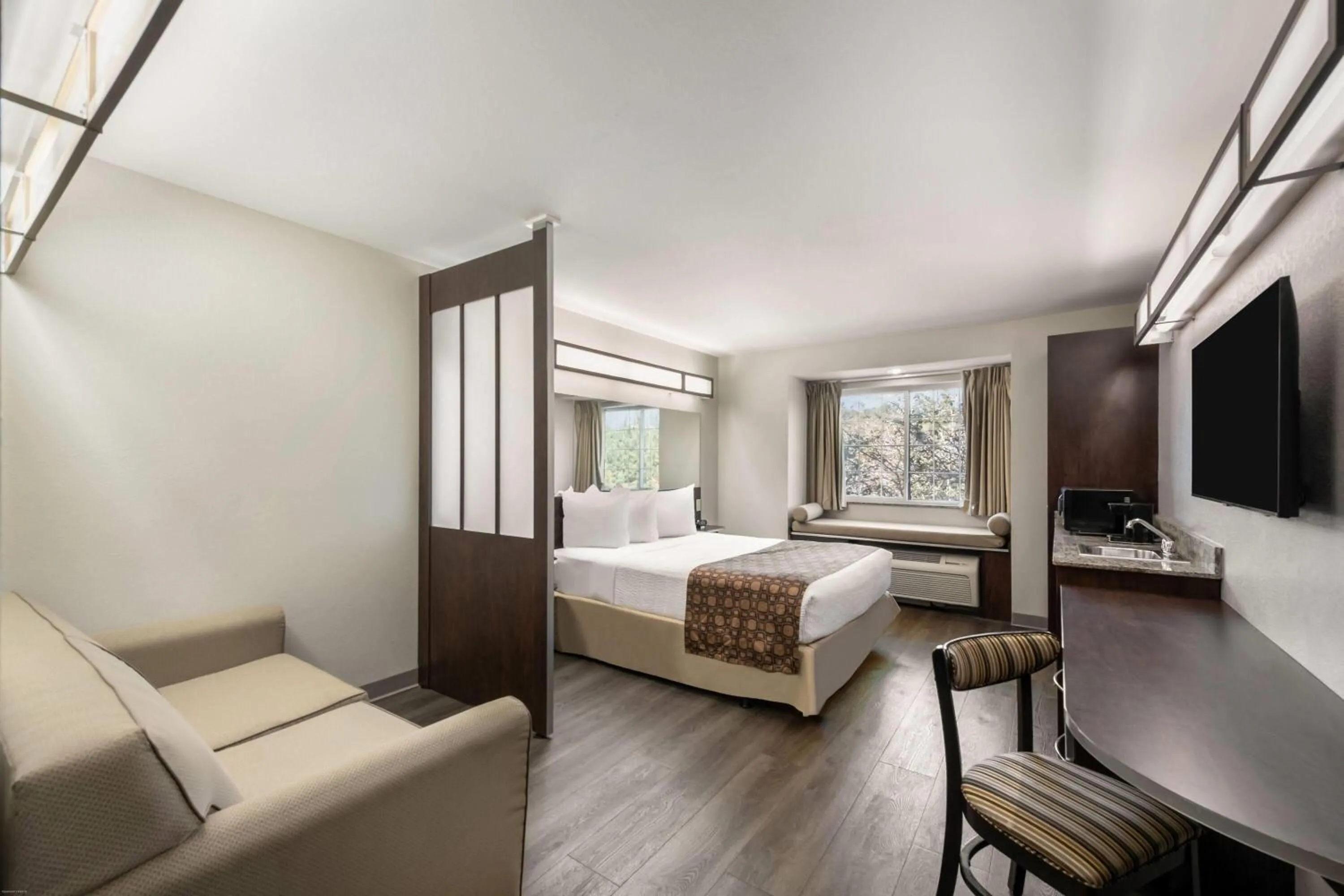 Photo of the whole room, Bed in Microtel Inn & Suites by Wyndham Pearl River/Slidell