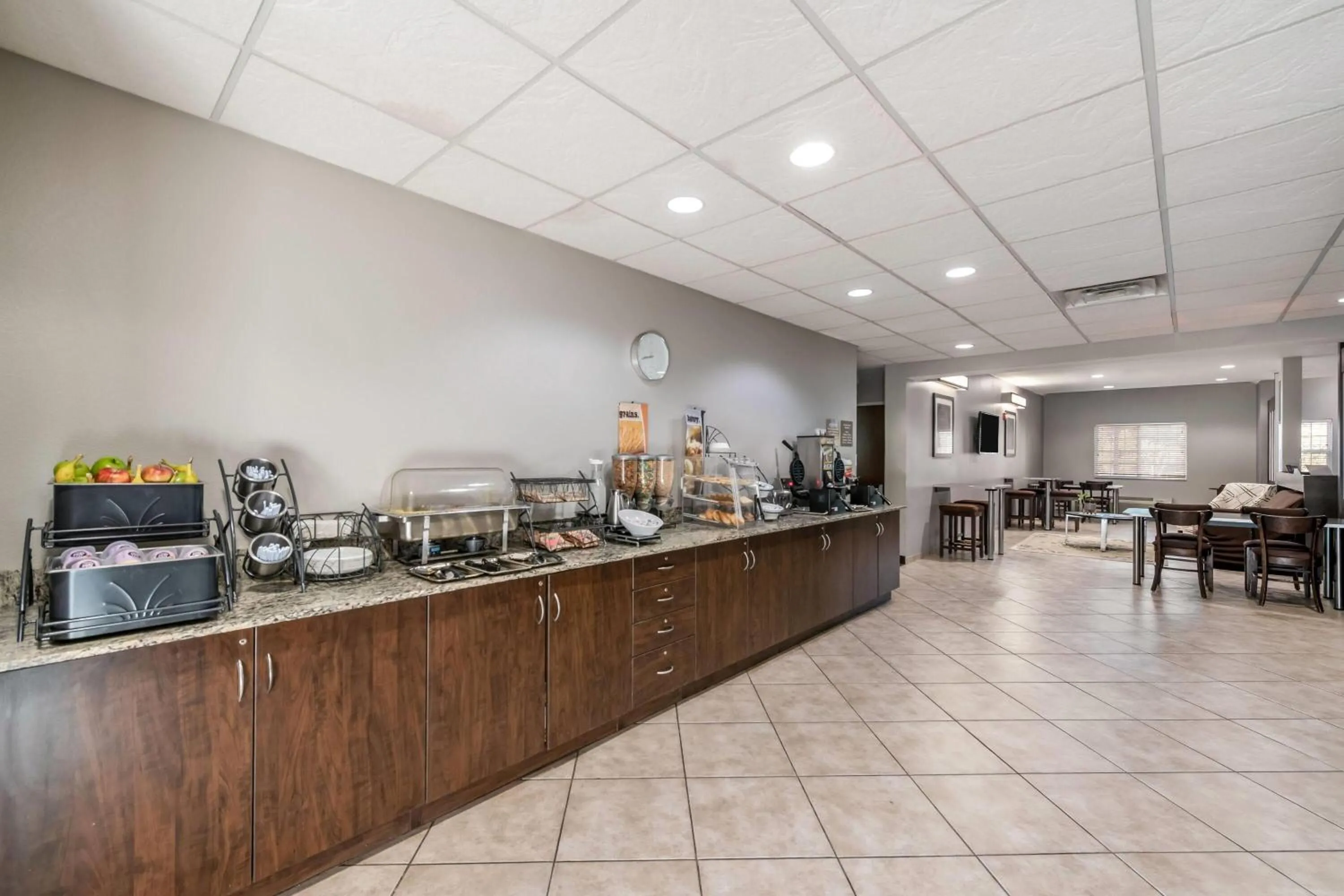 Restaurant/places to eat in Microtel Inn & Suites by Wyndham Pearl River/Slidell