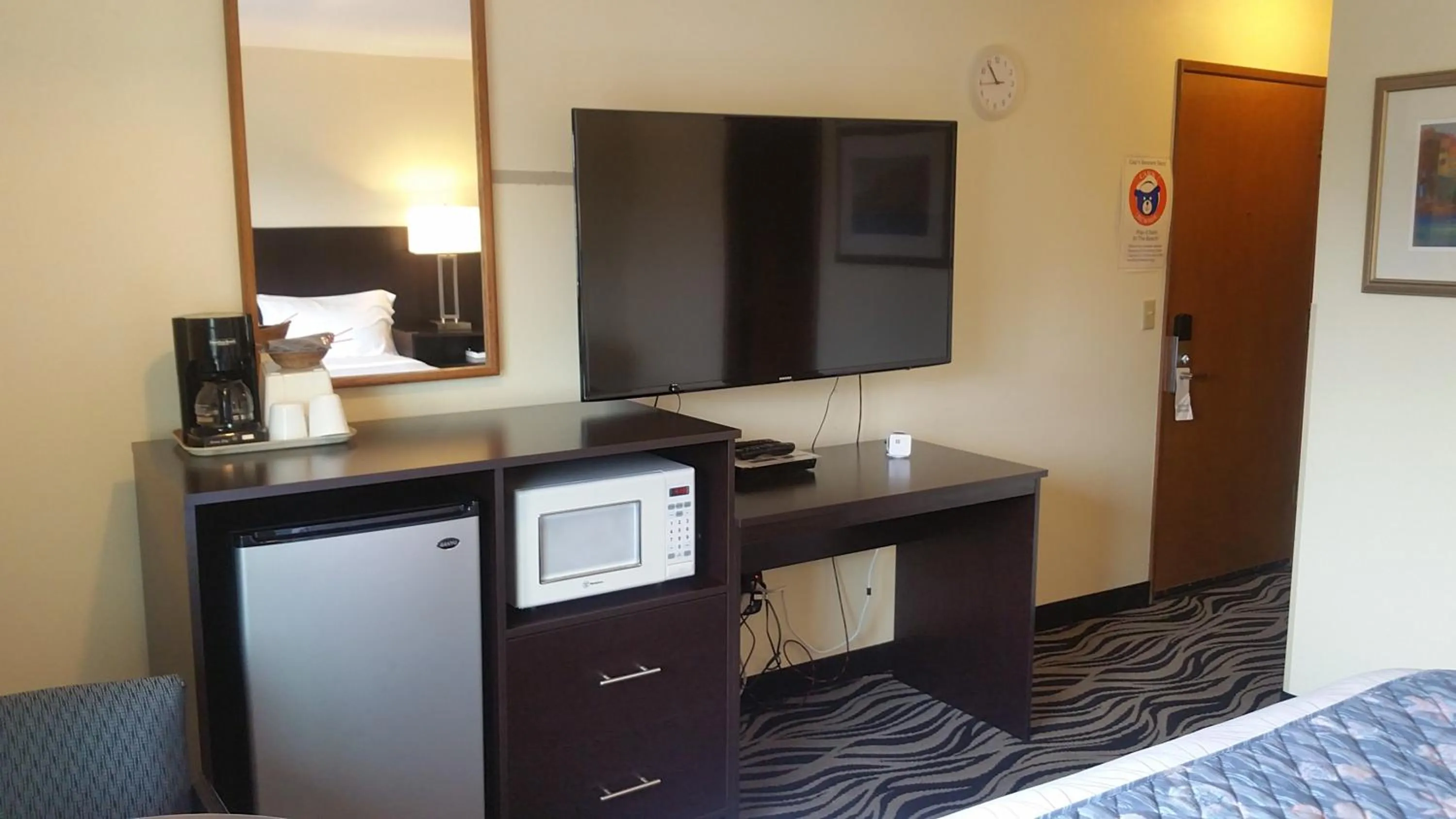 TV and multimedia in Tradewinds Motel