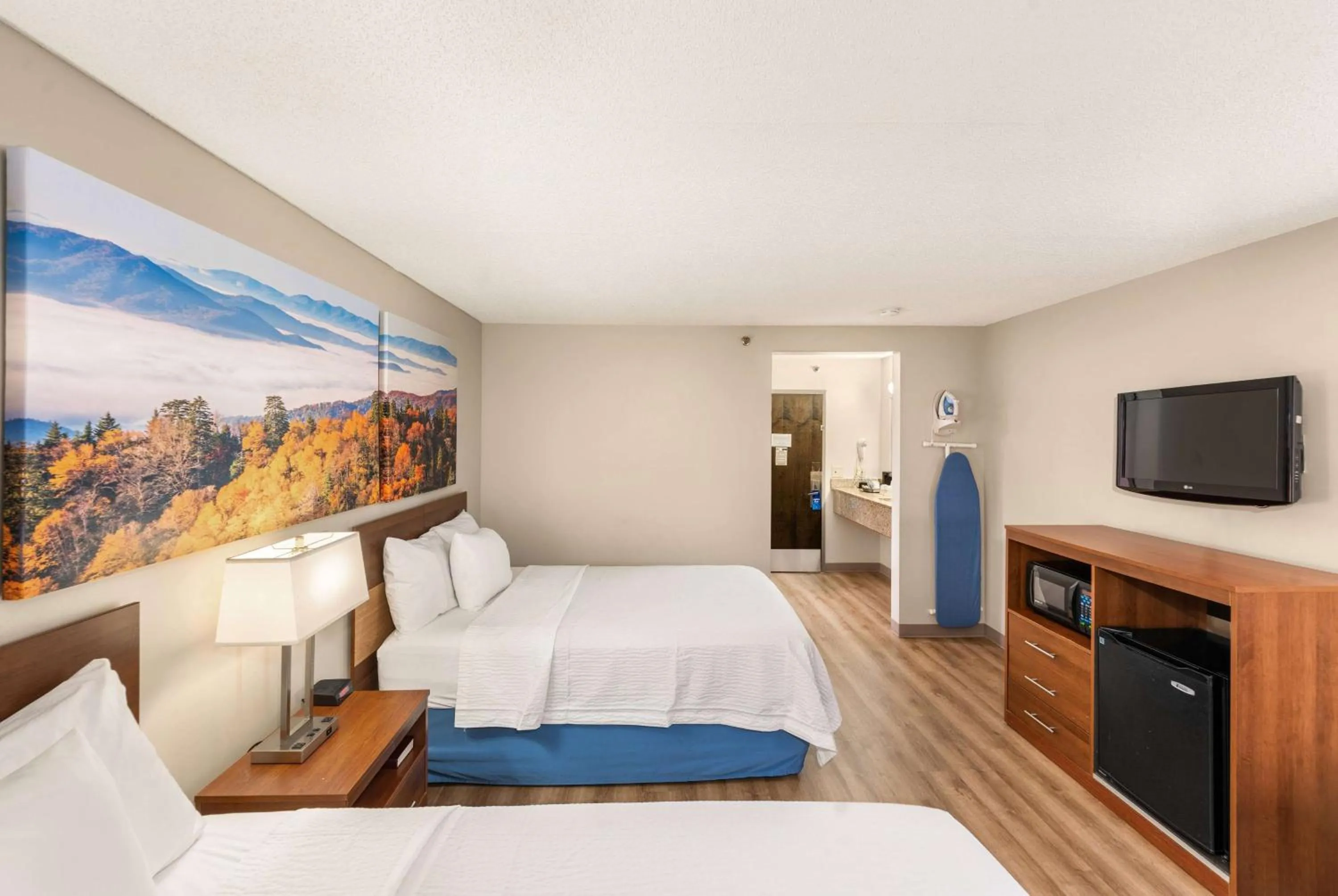 Photo of the whole room, Bed in Days Inn by Wyndham Raleigh-Airport-Research Triangle Park