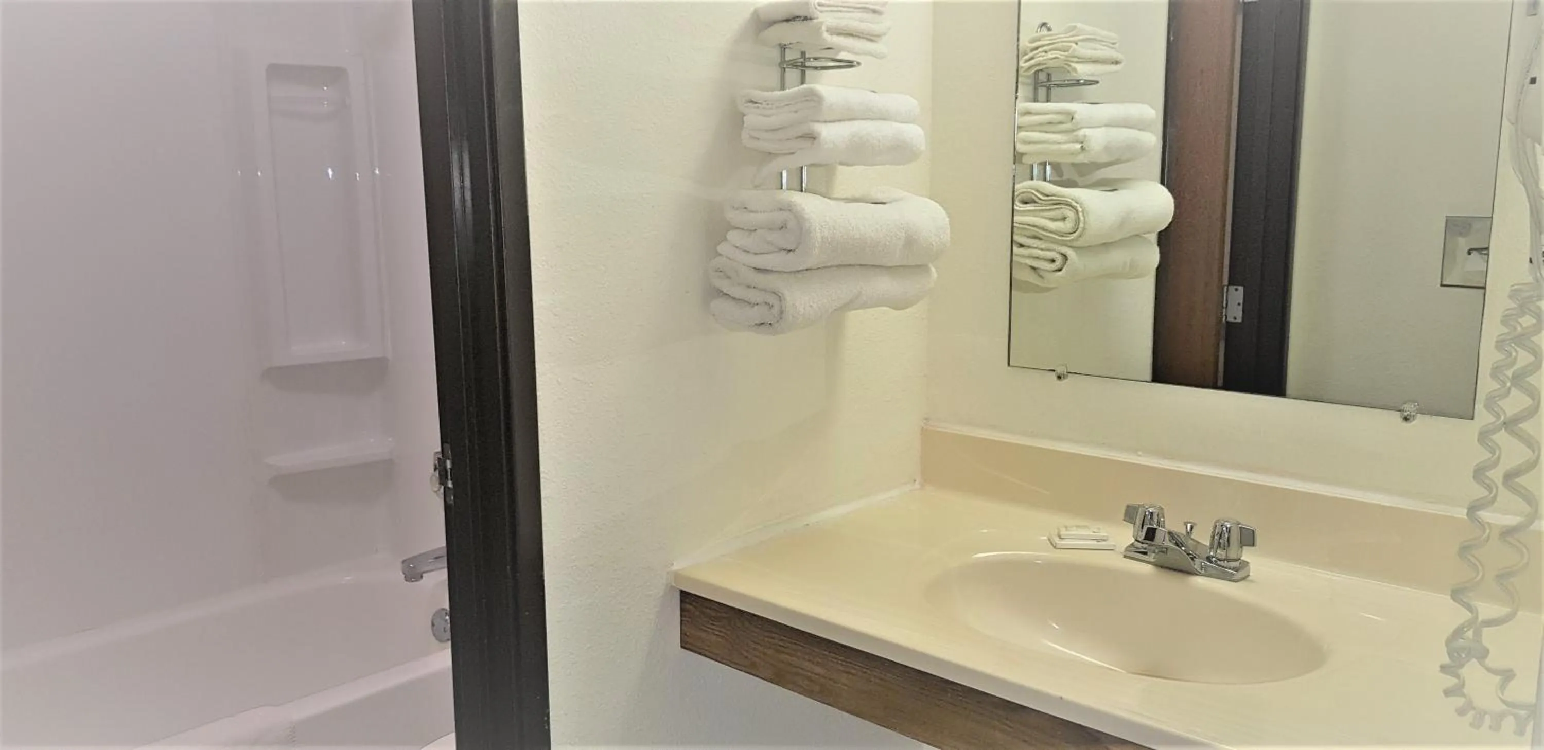 AmeriVu Inn & Suites-Avon