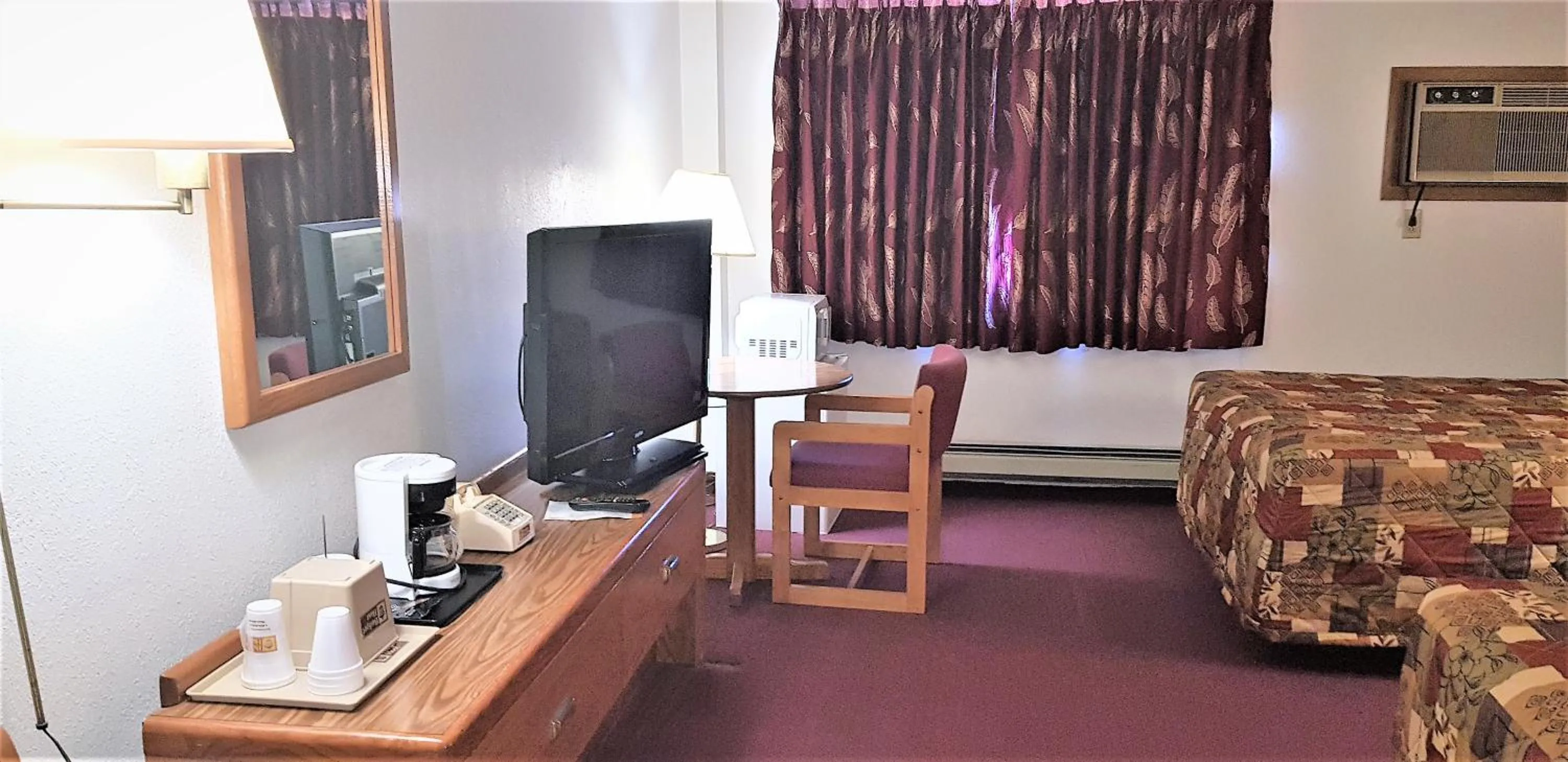 Bed in AmeriVu Inn & Suites-Avon