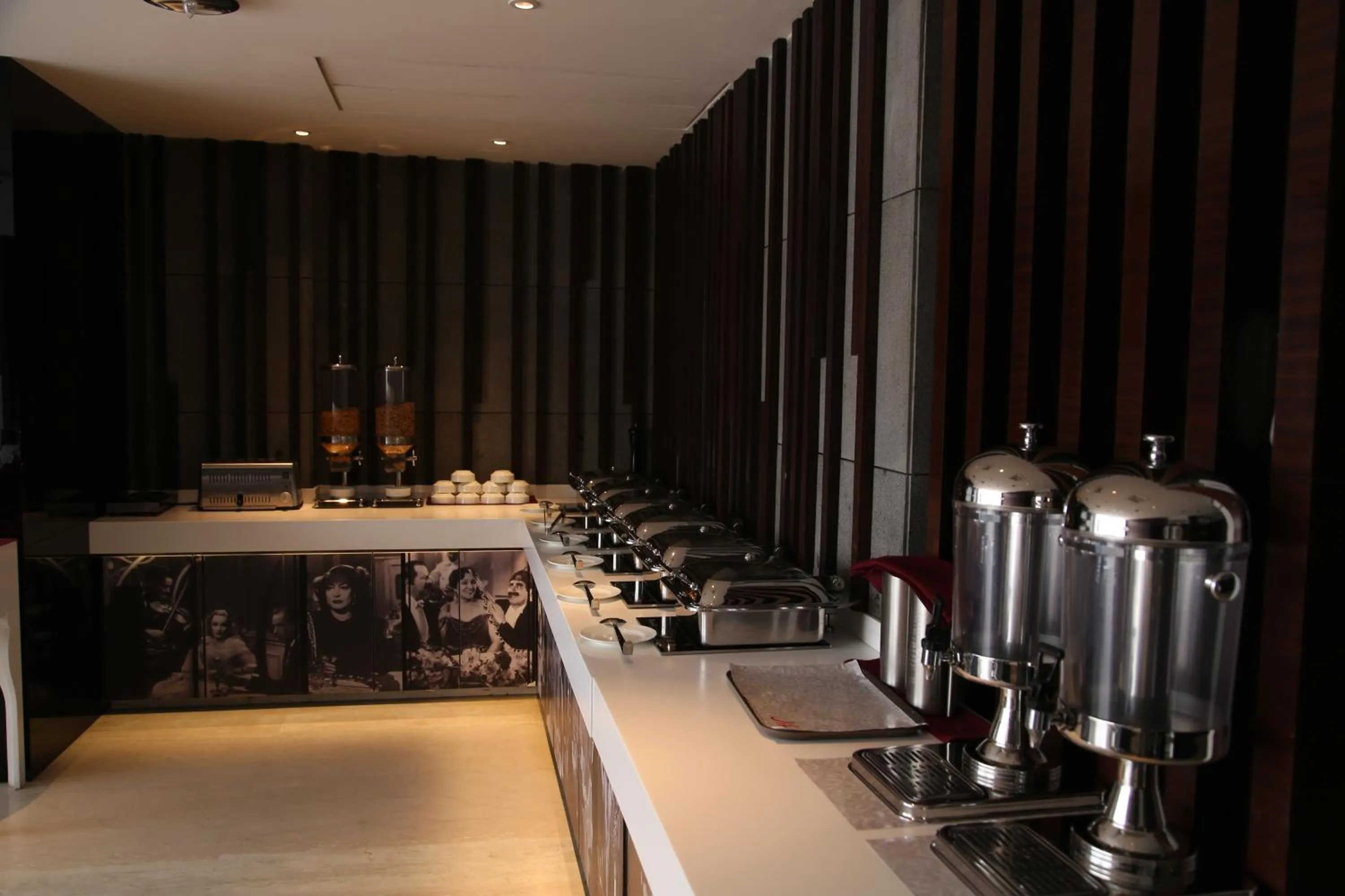 Restaurant/places to eat in The Nanee Suites