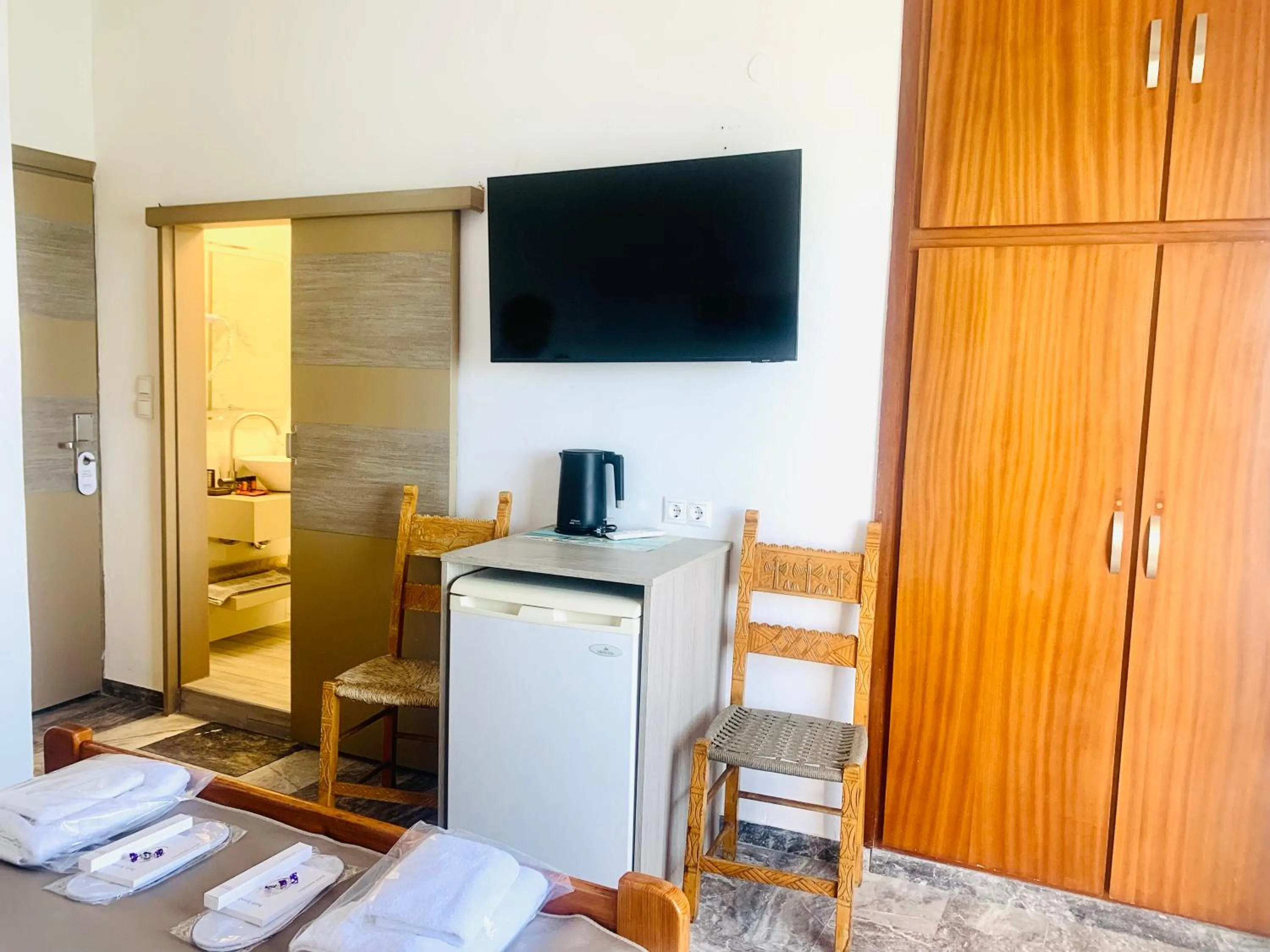 TV and multimedia in Klinakis Beach Hotel