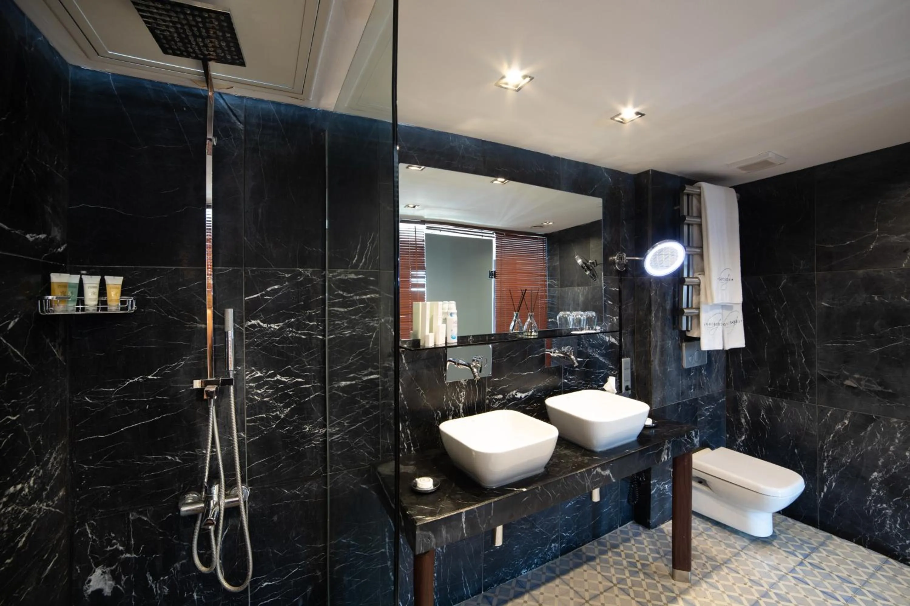 Shower in Georges Hotel Galata