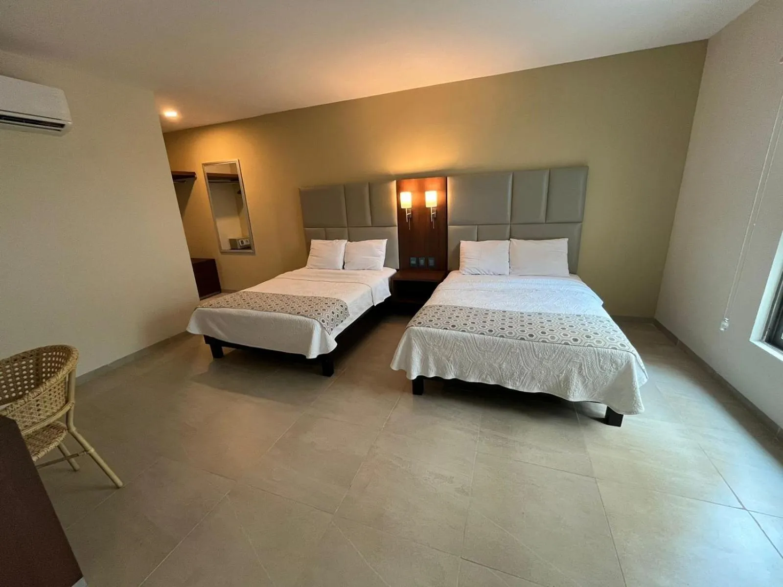 Bedroom, Bed in Hotel Ave Inn