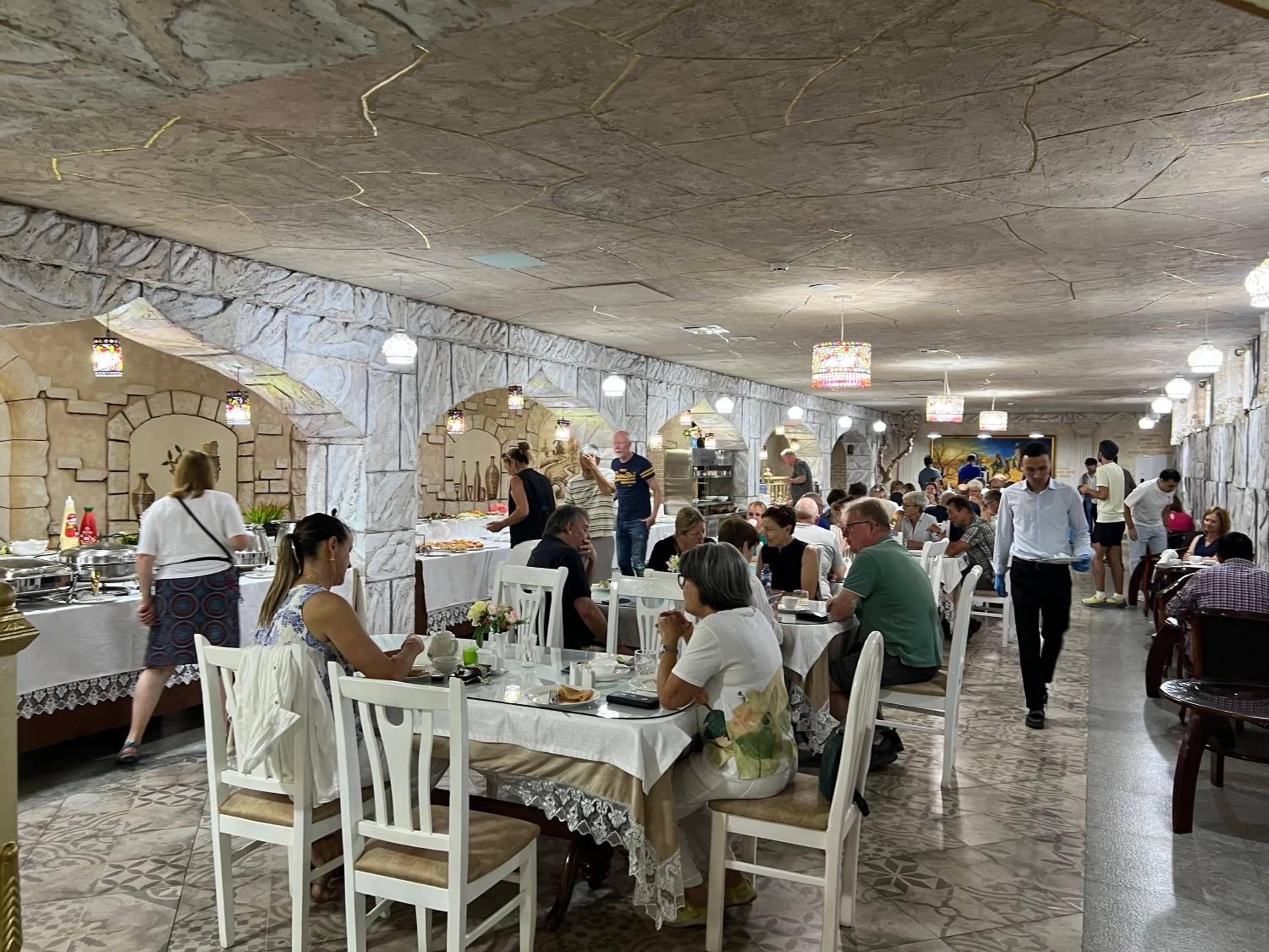 Restaurant/places to eat in Ideal Hotel