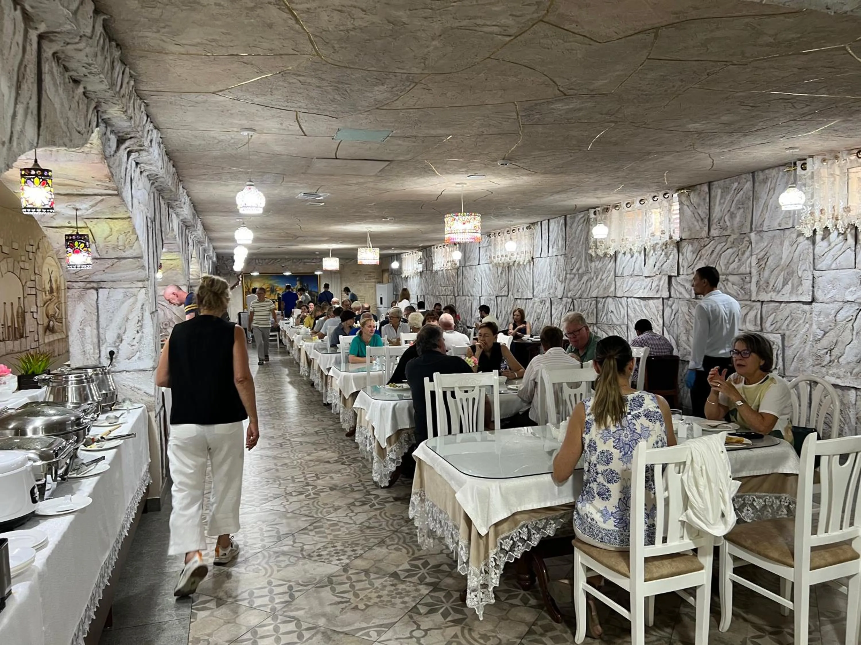 Restaurant/places to eat in Ideal Hotel