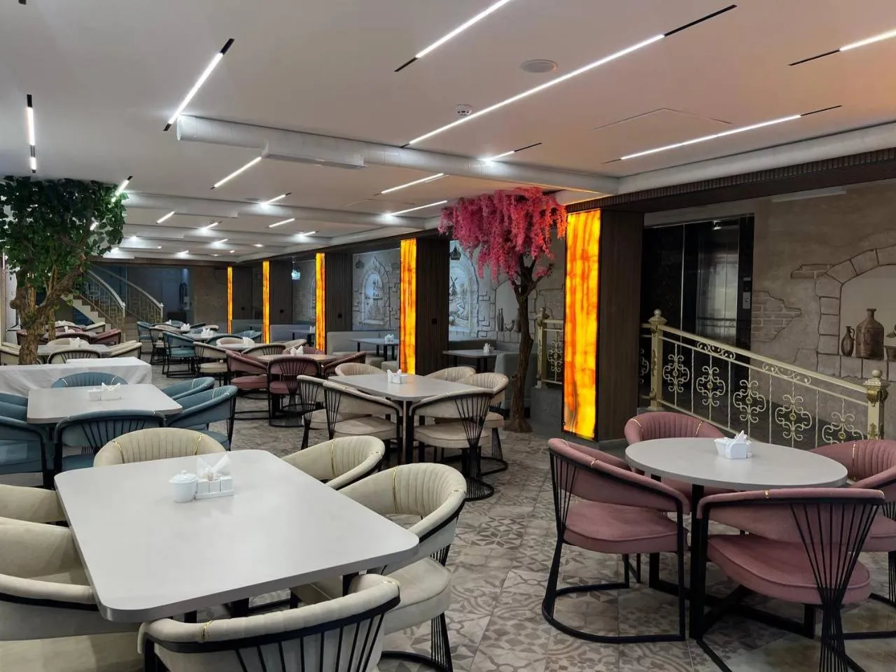 Restaurant/places to eat in Ideal Hotel