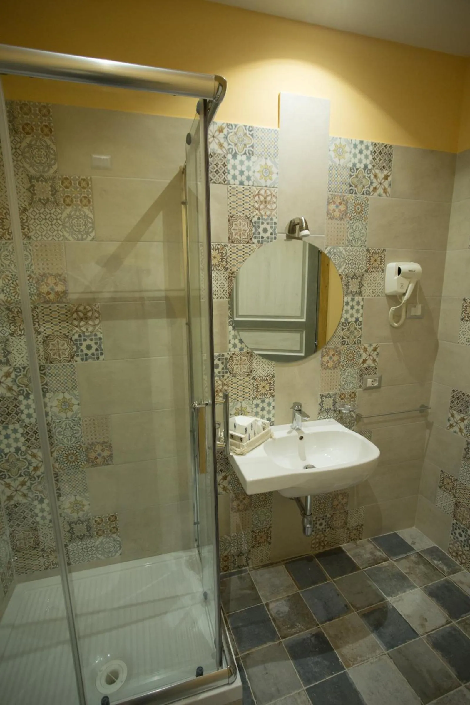 Shower in Coraje Room & Breakfast