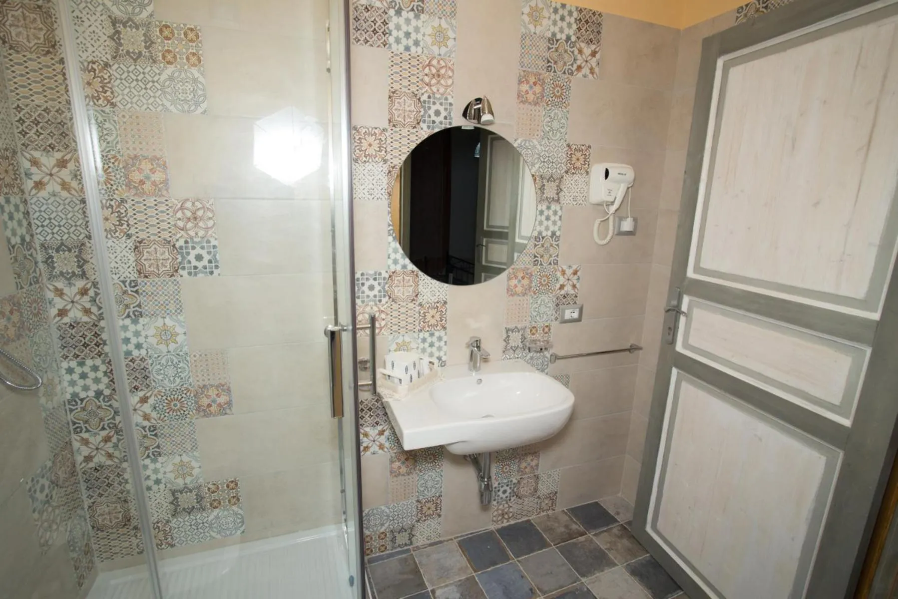 Bathroom in Coraje Room & Breakfast