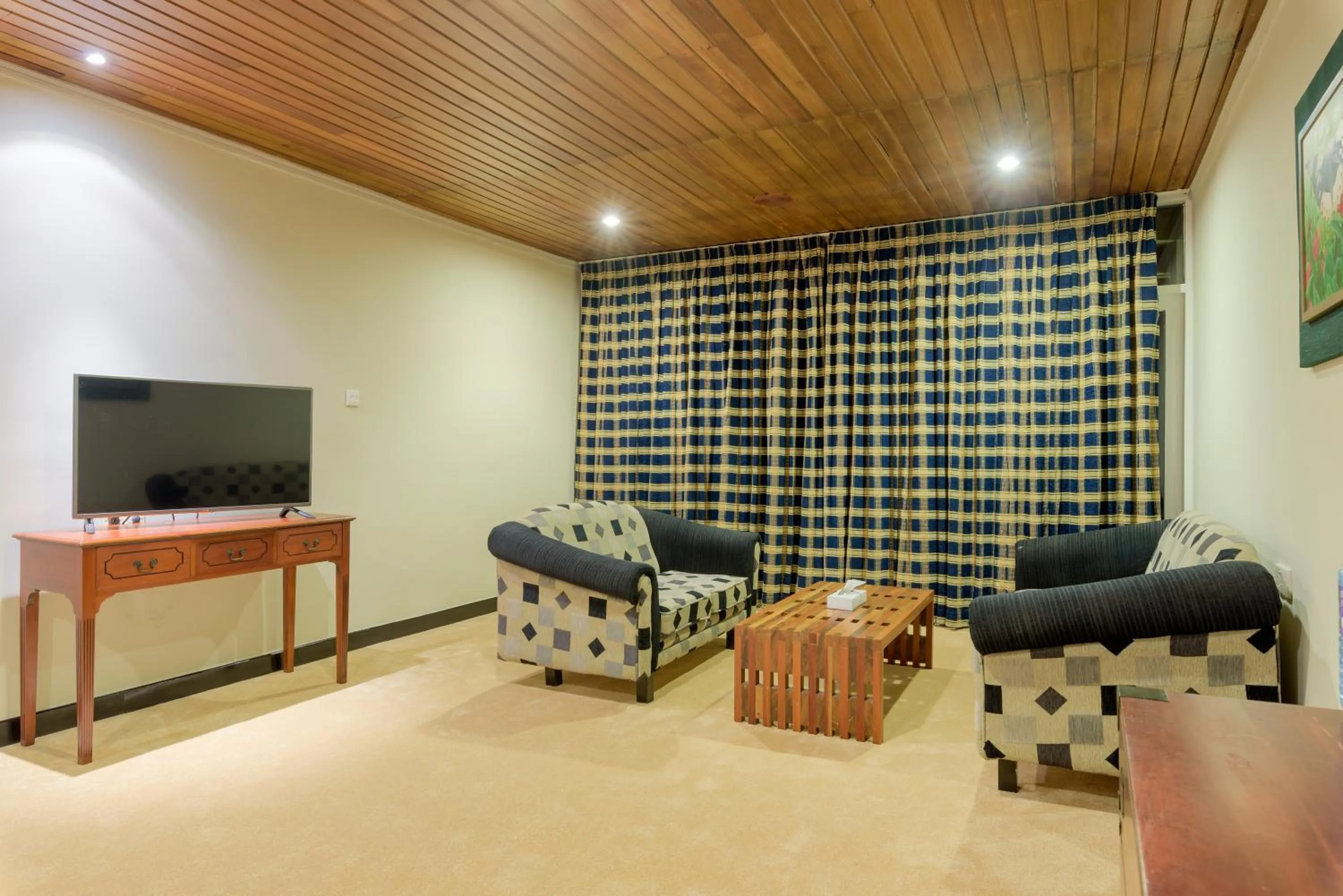 Communal lounge/ TV room in Hunas Falls