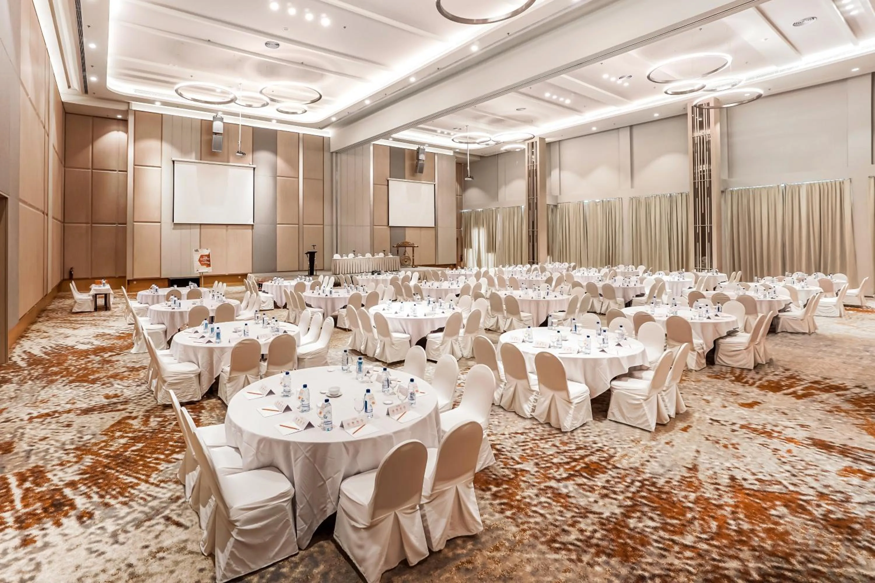 Business facilities in HARRIS Hotel Batam Center