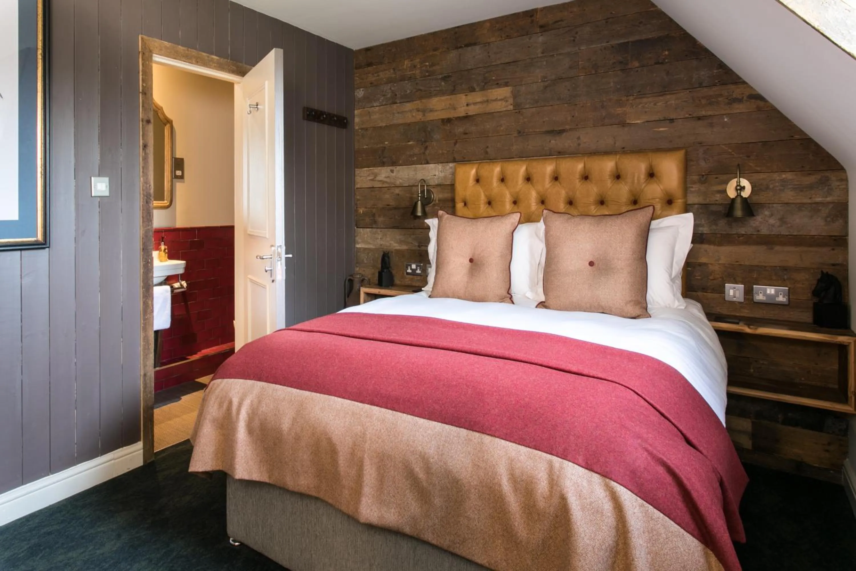 Bedroom, Bed in The Green Dragon Inn