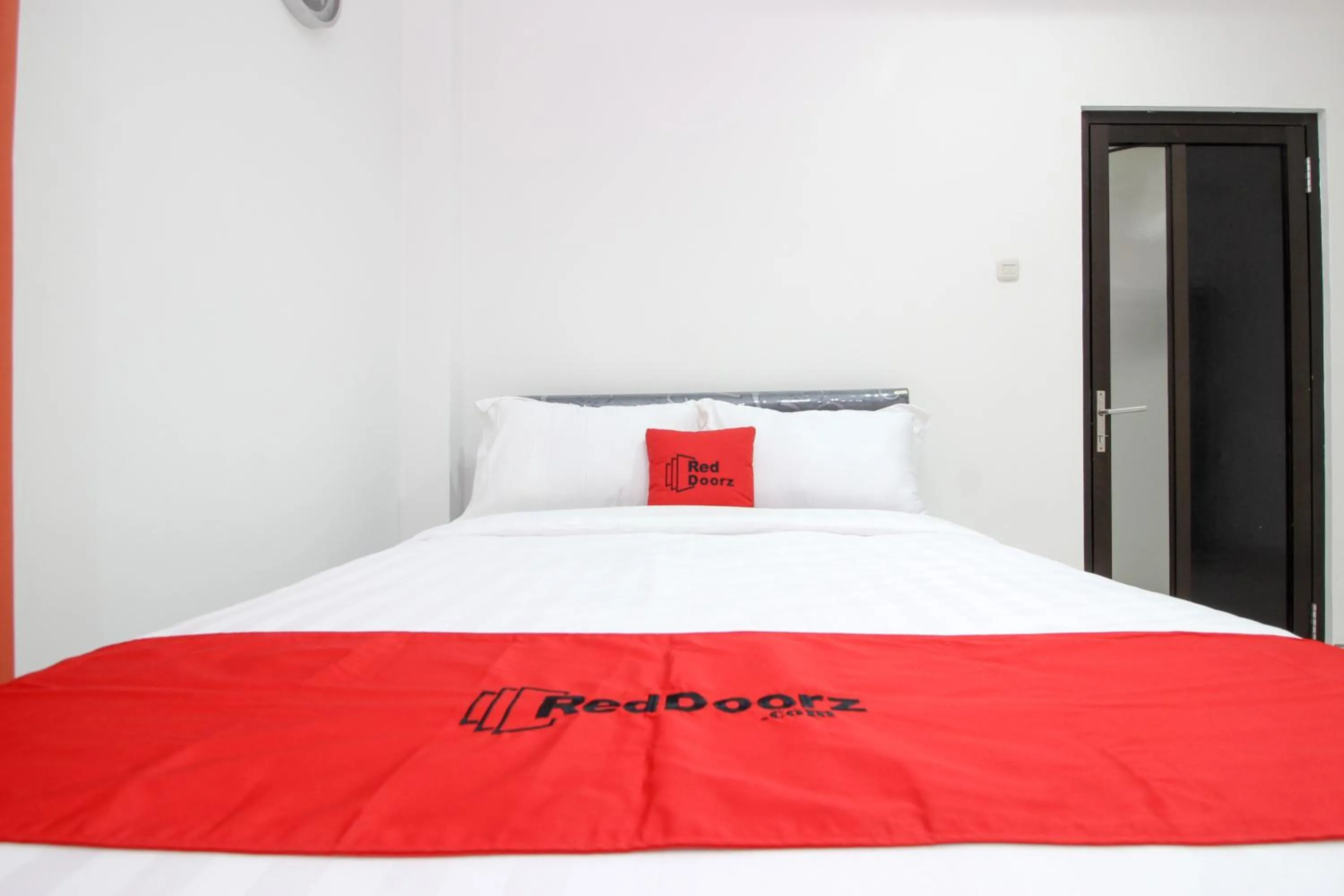 Bedroom, Bed in RedDoorz Plus @ Affandi Gejayan