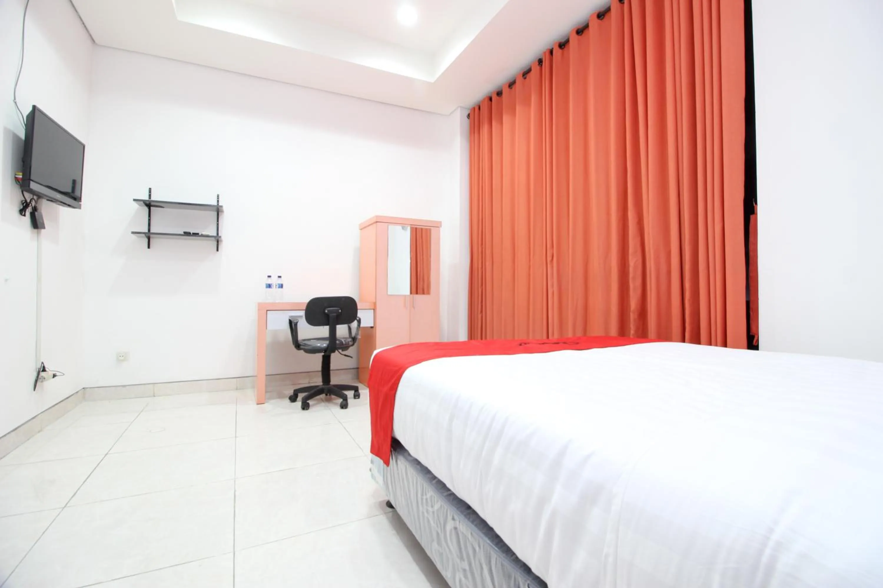 Bedroom, Bed in RedDoorz Plus @ Affandi Gejayan