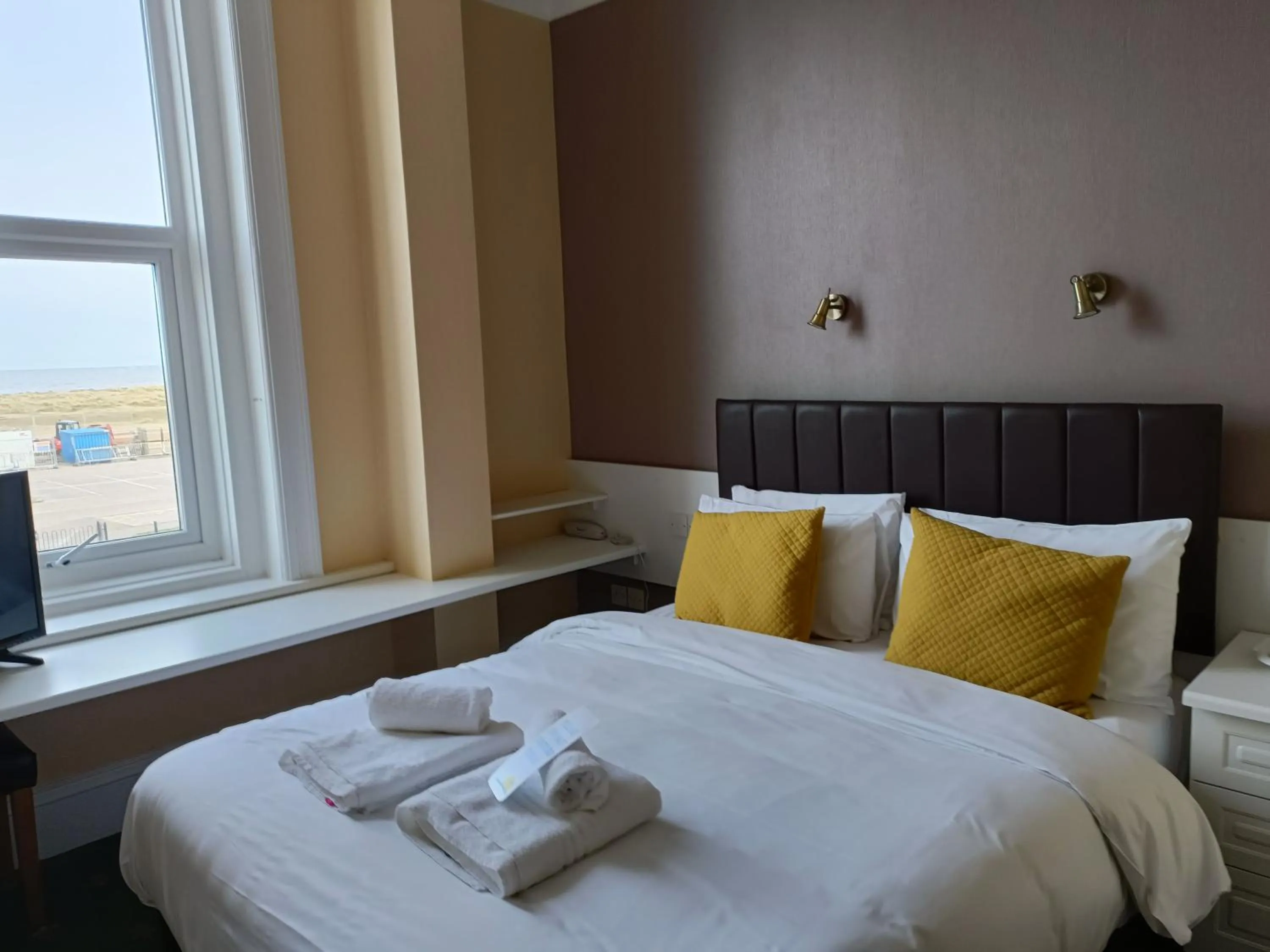 Bedroom, Bed in Palm Court Hotel