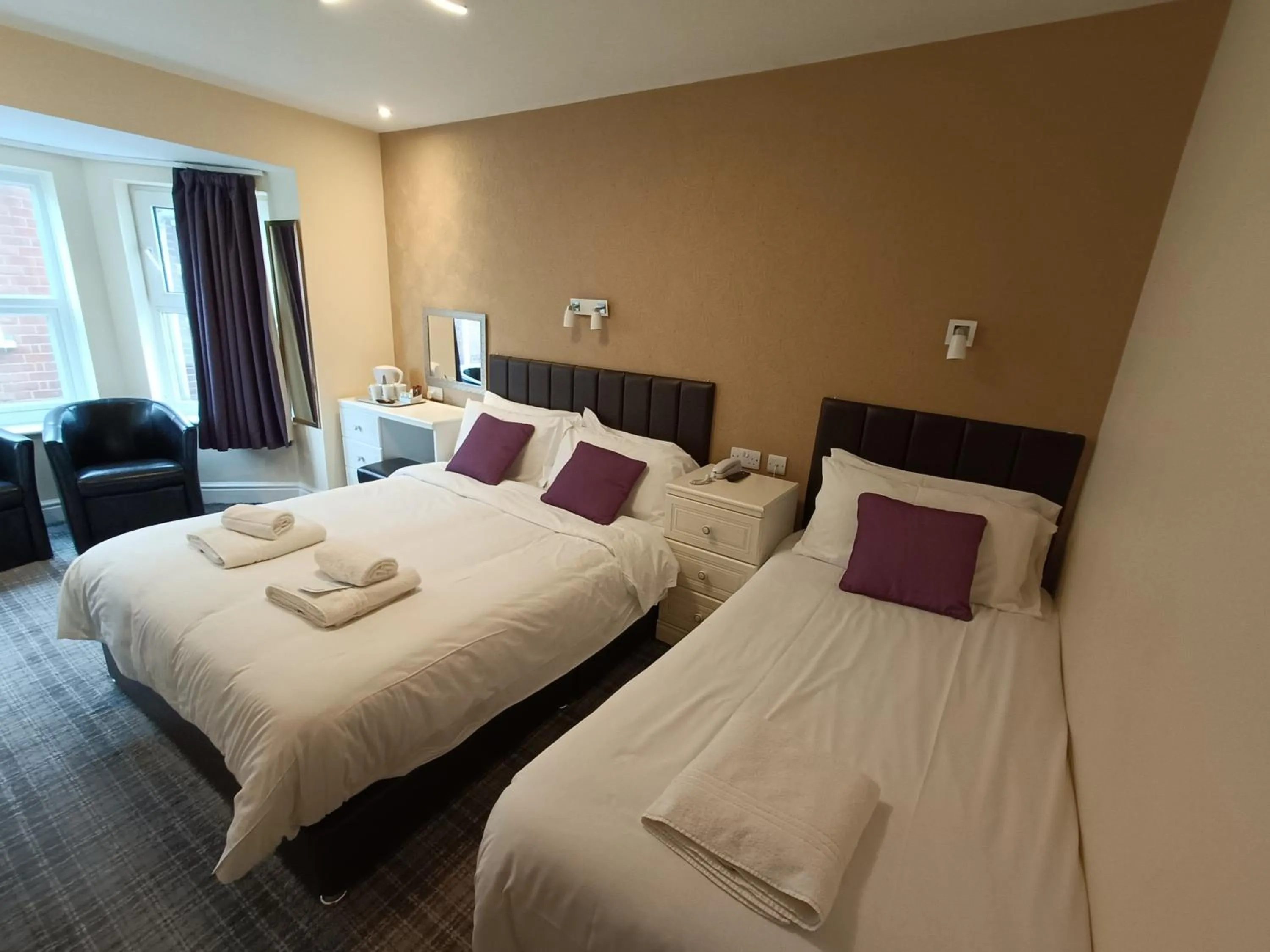 Bedroom, Bed in Palm Court Hotel