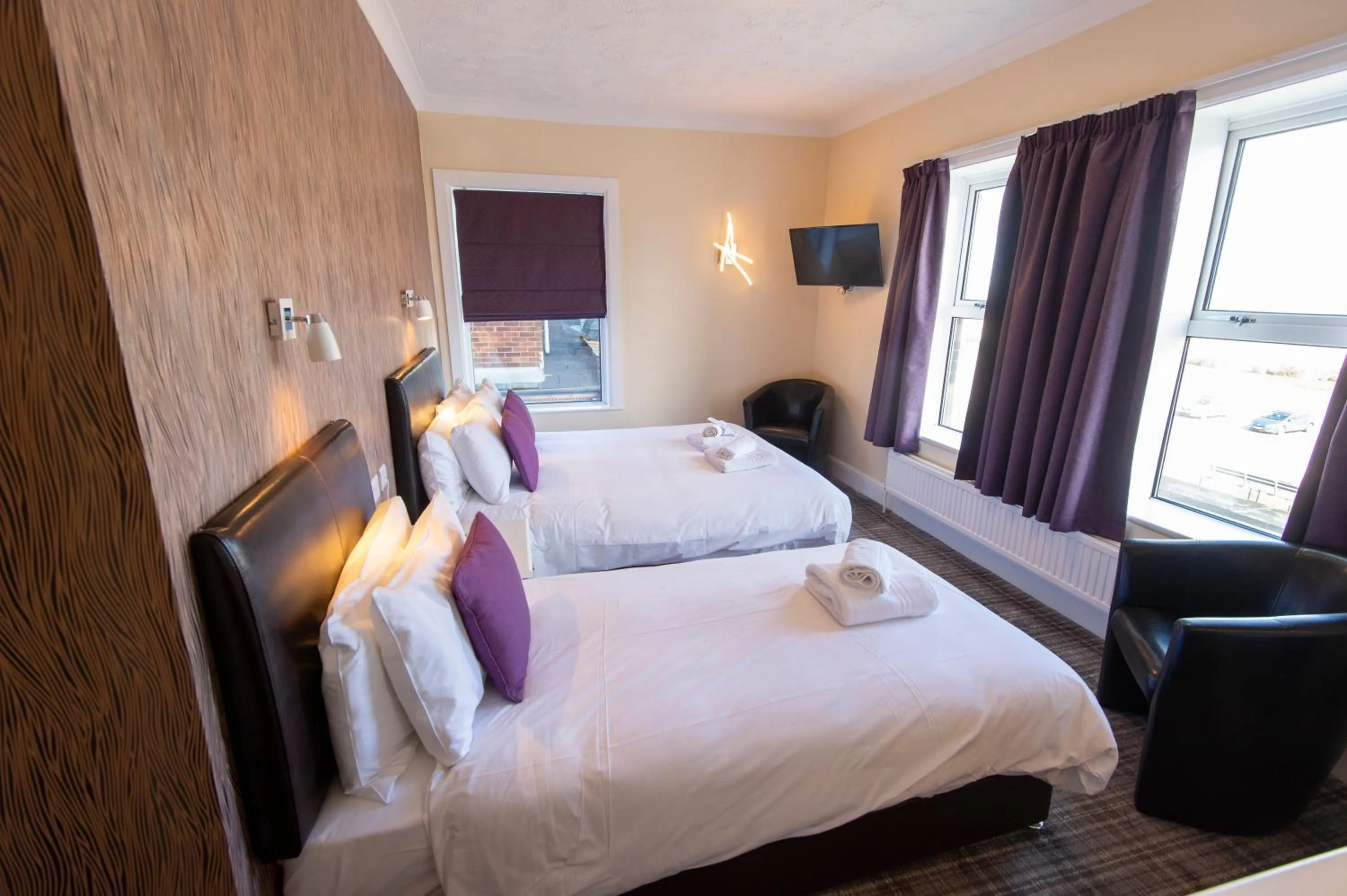 Bedroom, Bed in Palm Court Hotel