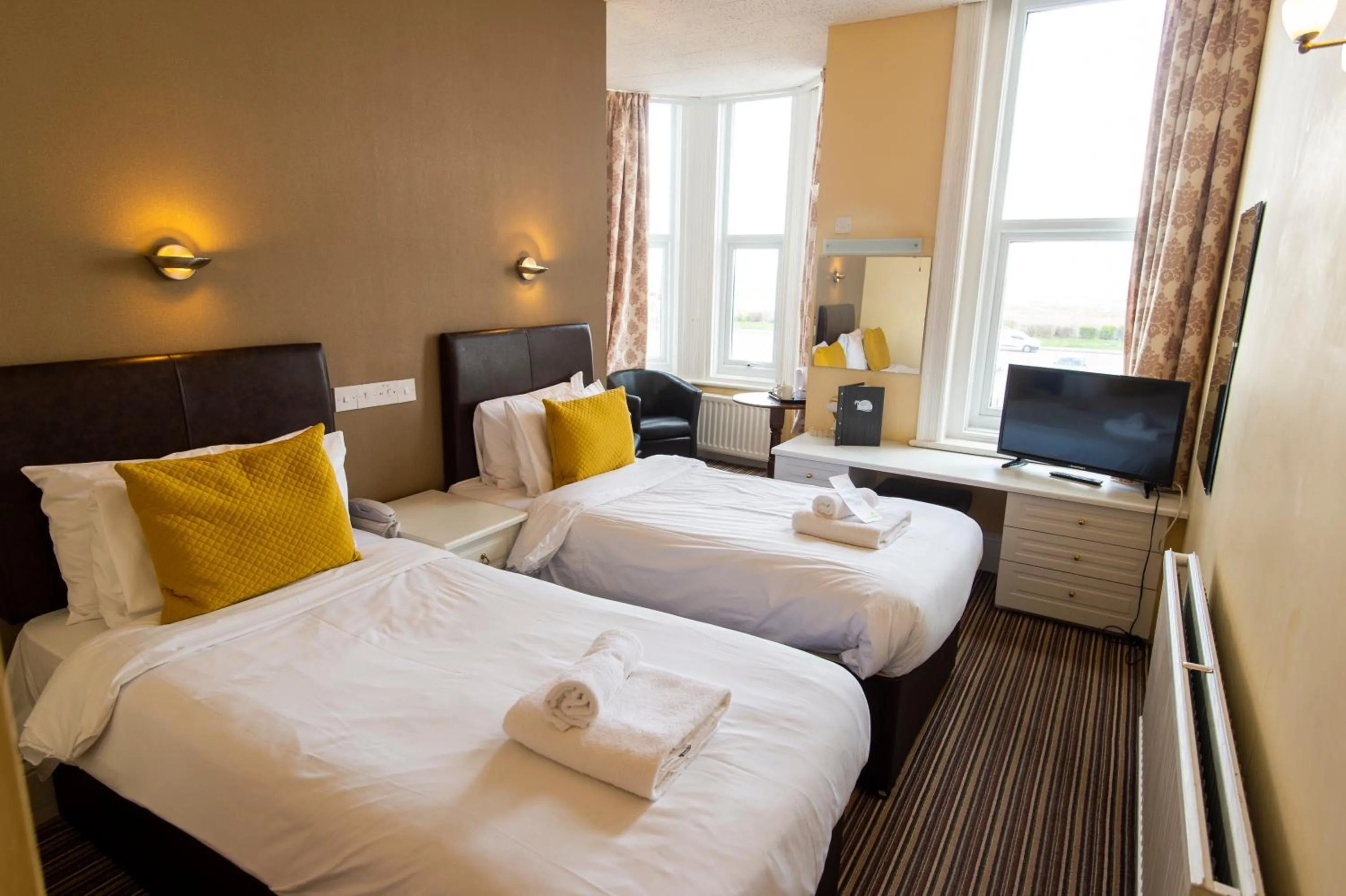 Bedroom, Bed in Palm Court Hotel