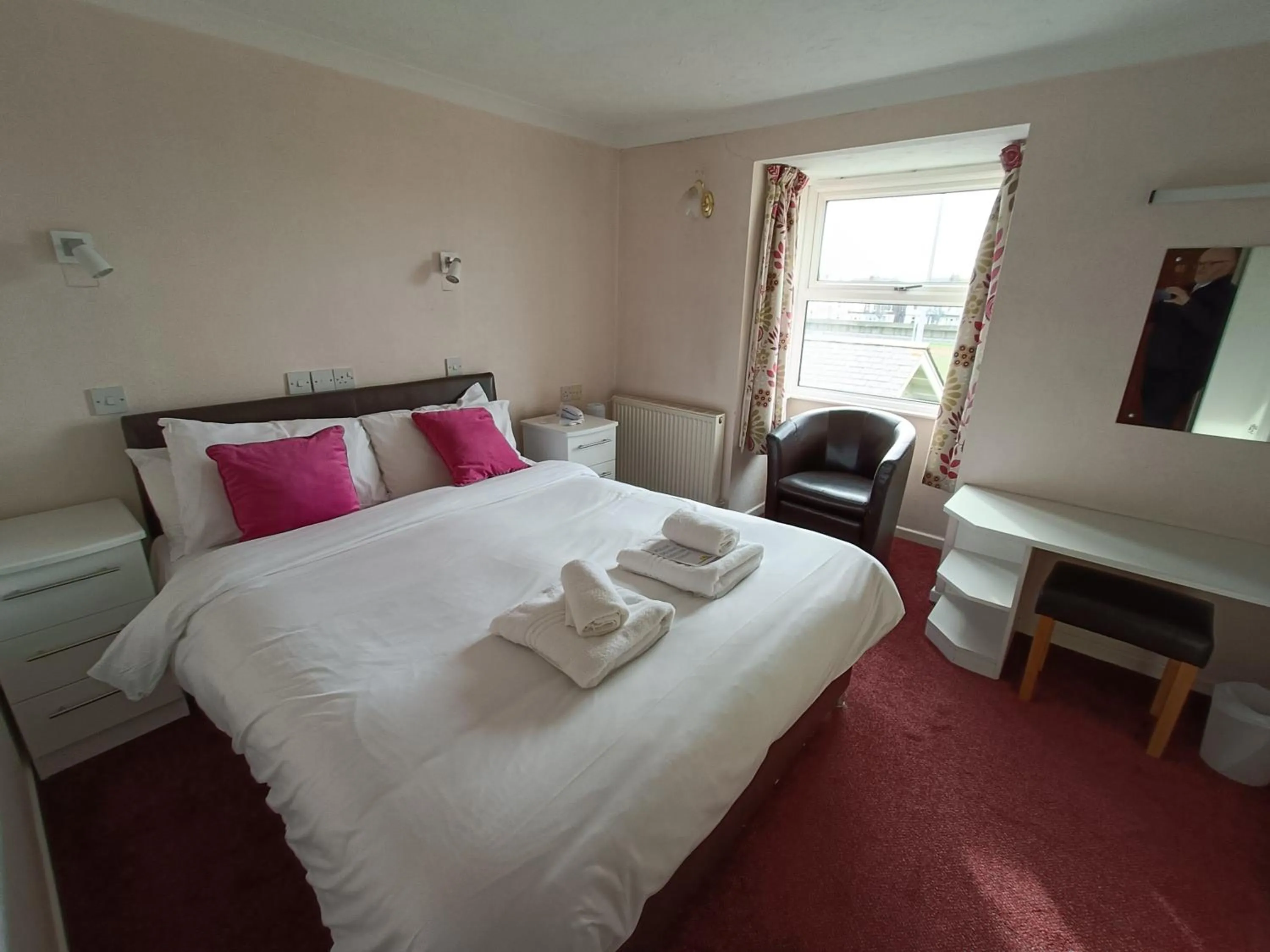 Bedroom, Bed in Palm Court Hotel