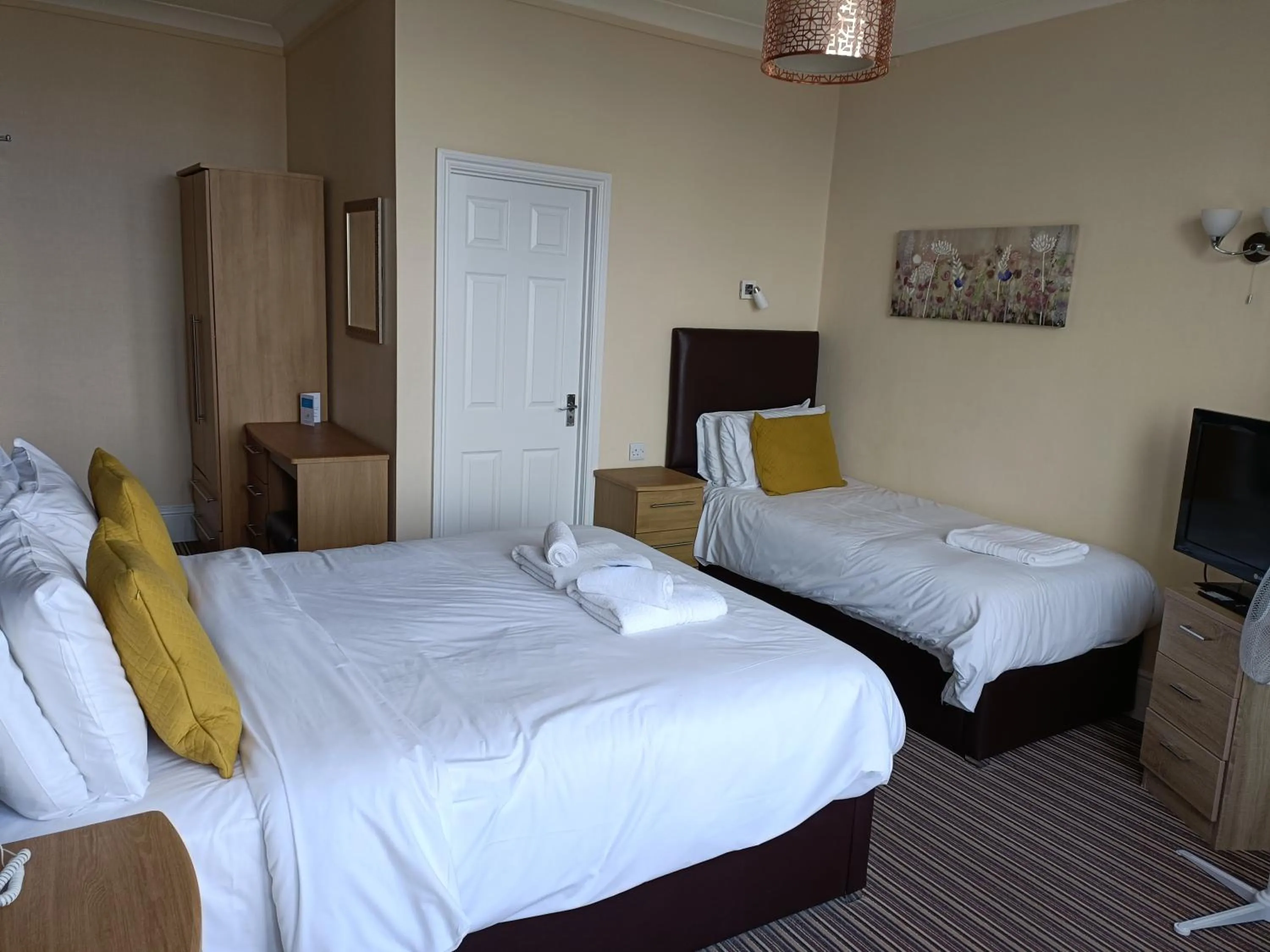 Bedroom, Bed in Palm Court Hotel