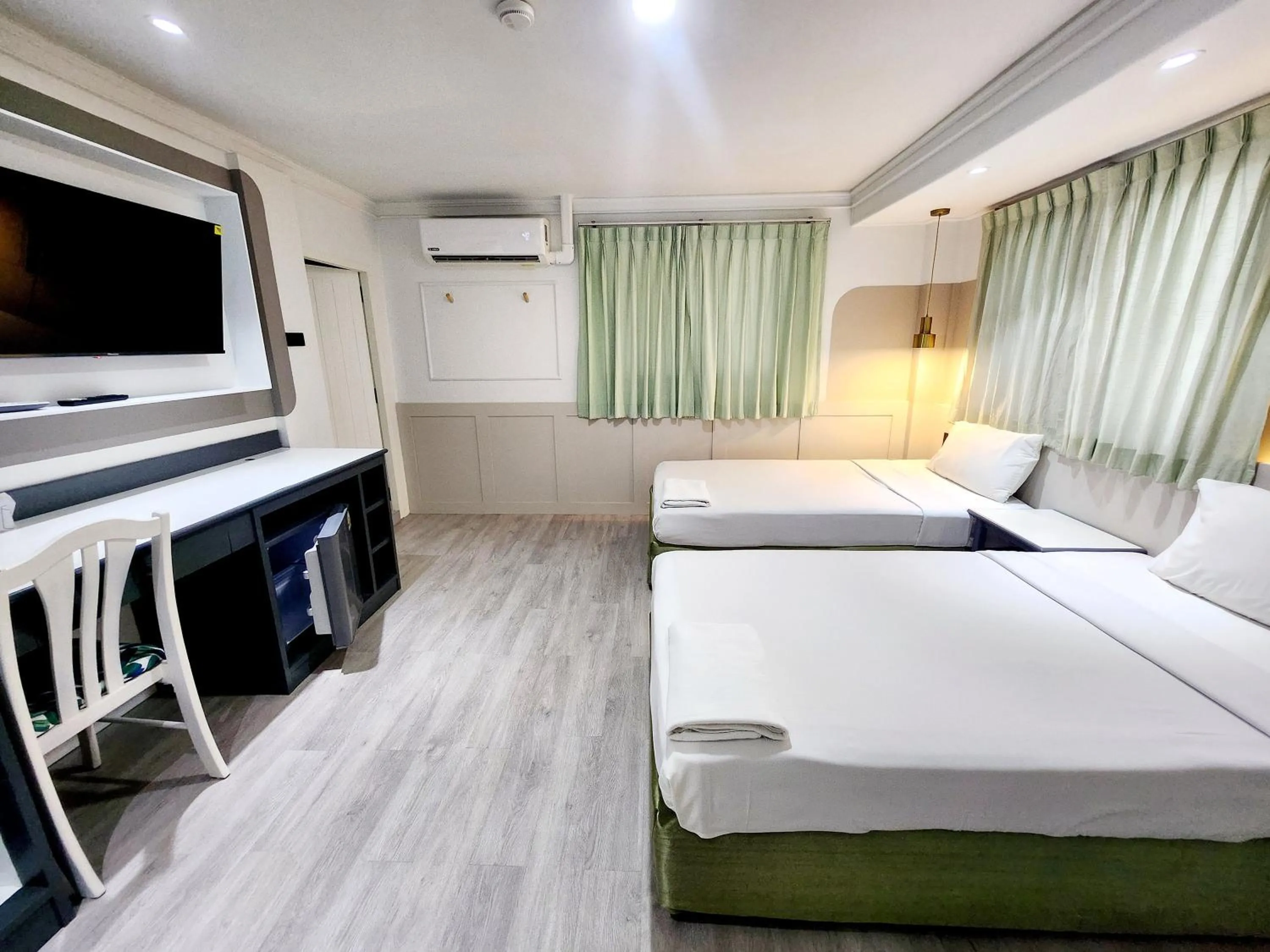 Photo of the whole room, Bed in The Green Mansion Hotel - Patong Beach