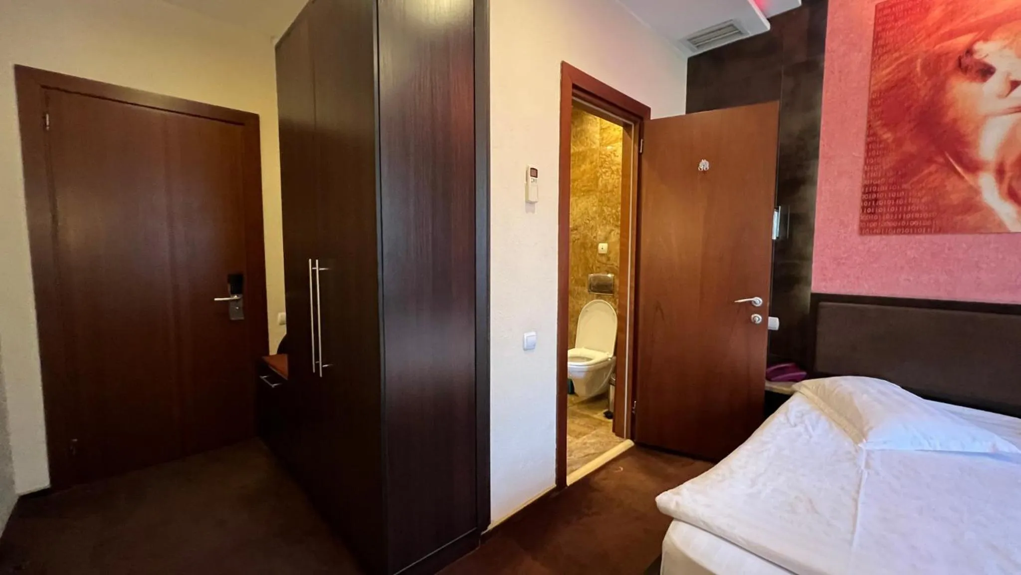 Photo of the whole room, Bed in JEPPESEN RESIDENCE