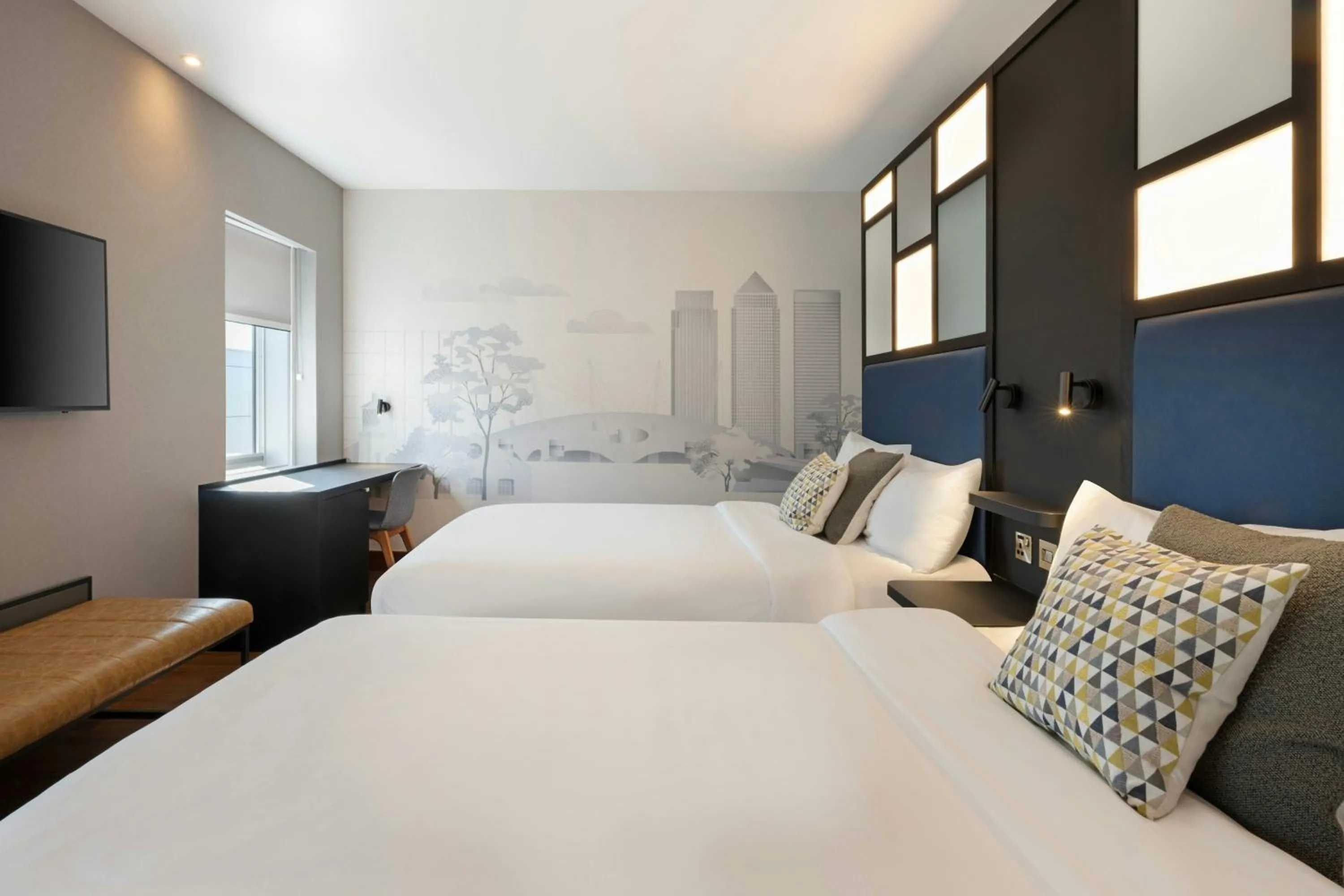 Photo of the whole room, Bed in Aloft London Excel