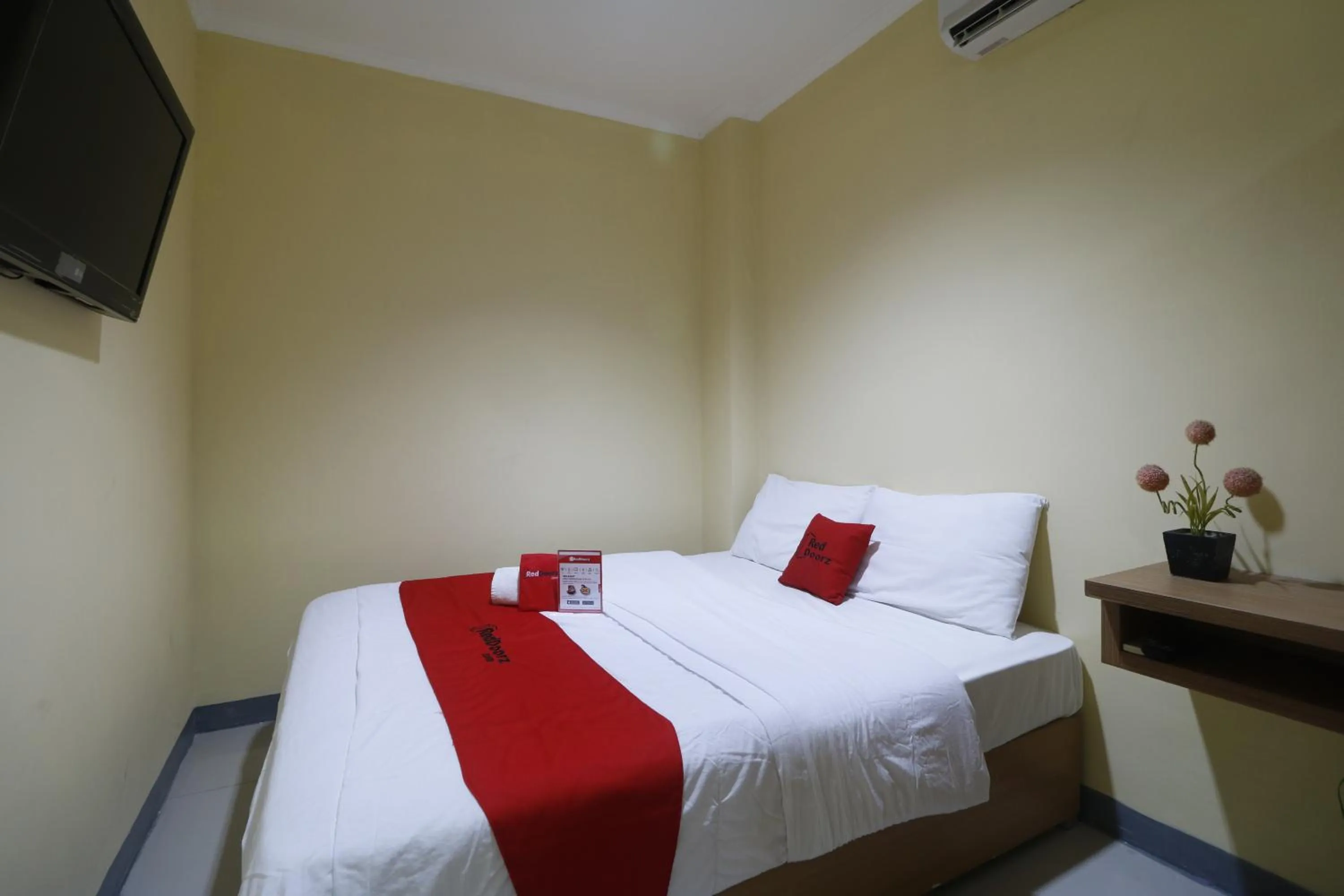 Bedroom, Bed in RedDoorz near ITC Cempaka Mas