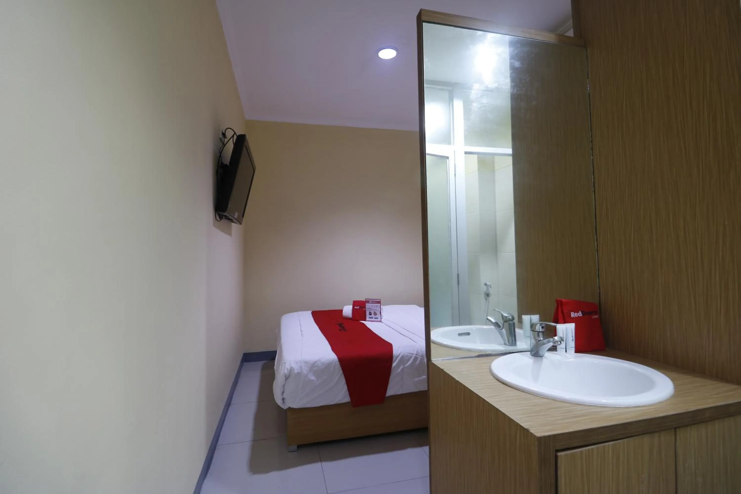 Bedroom, Bed in RedDoorz near ITC Cempaka Mas