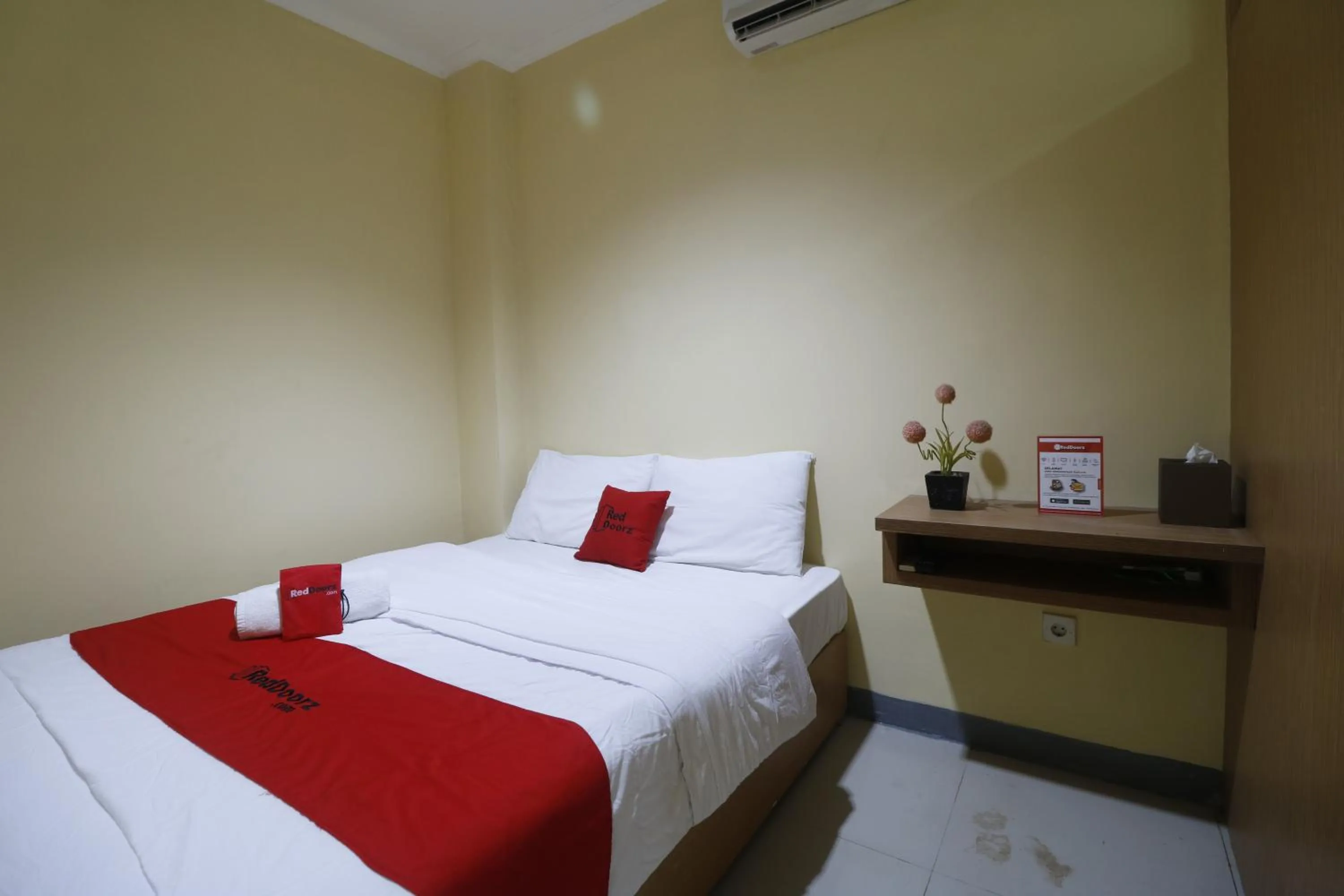 Bedroom, Bed in RedDoorz near ITC Cempaka Mas