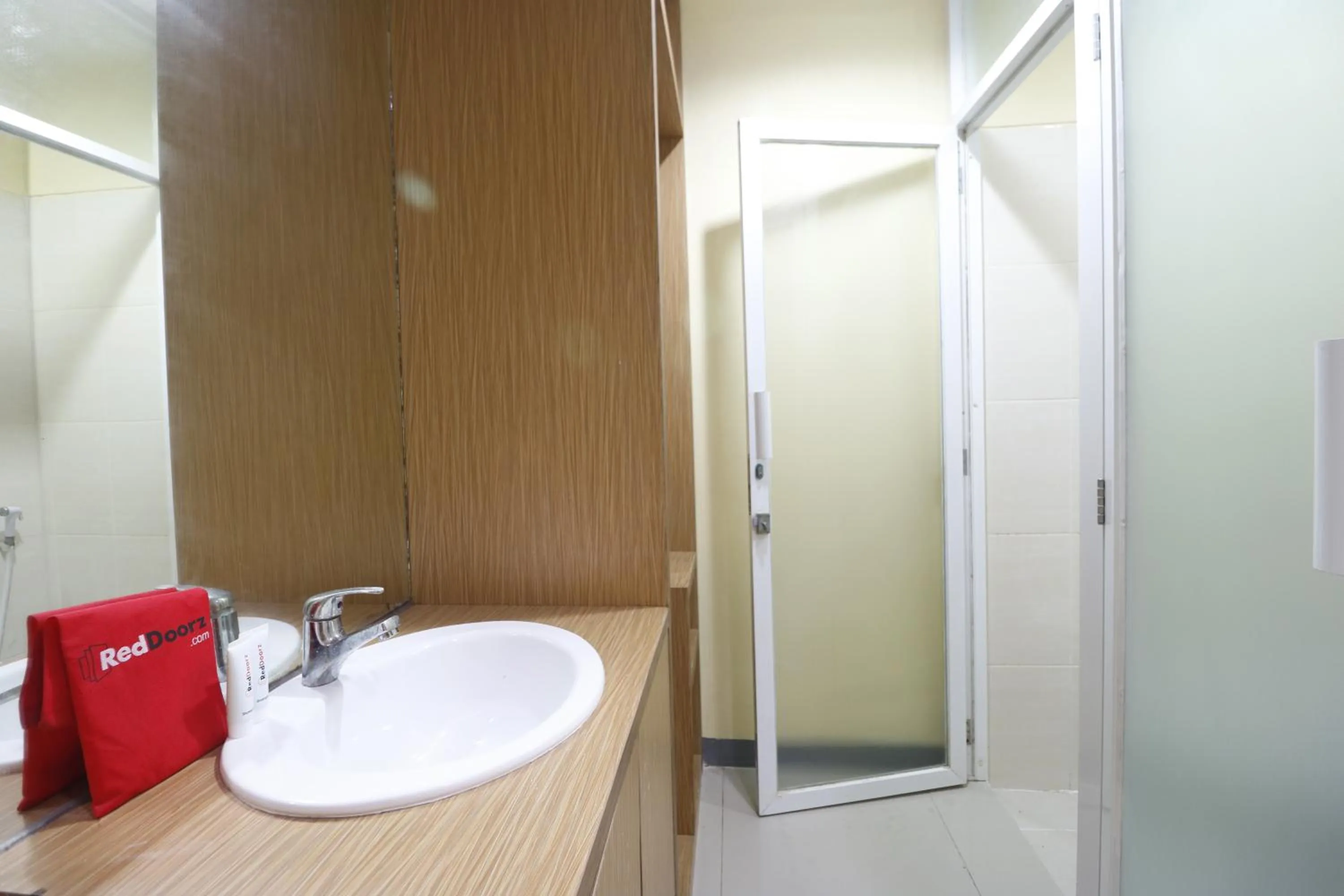 Bathroom in RedDoorz near ITC Cempaka Mas