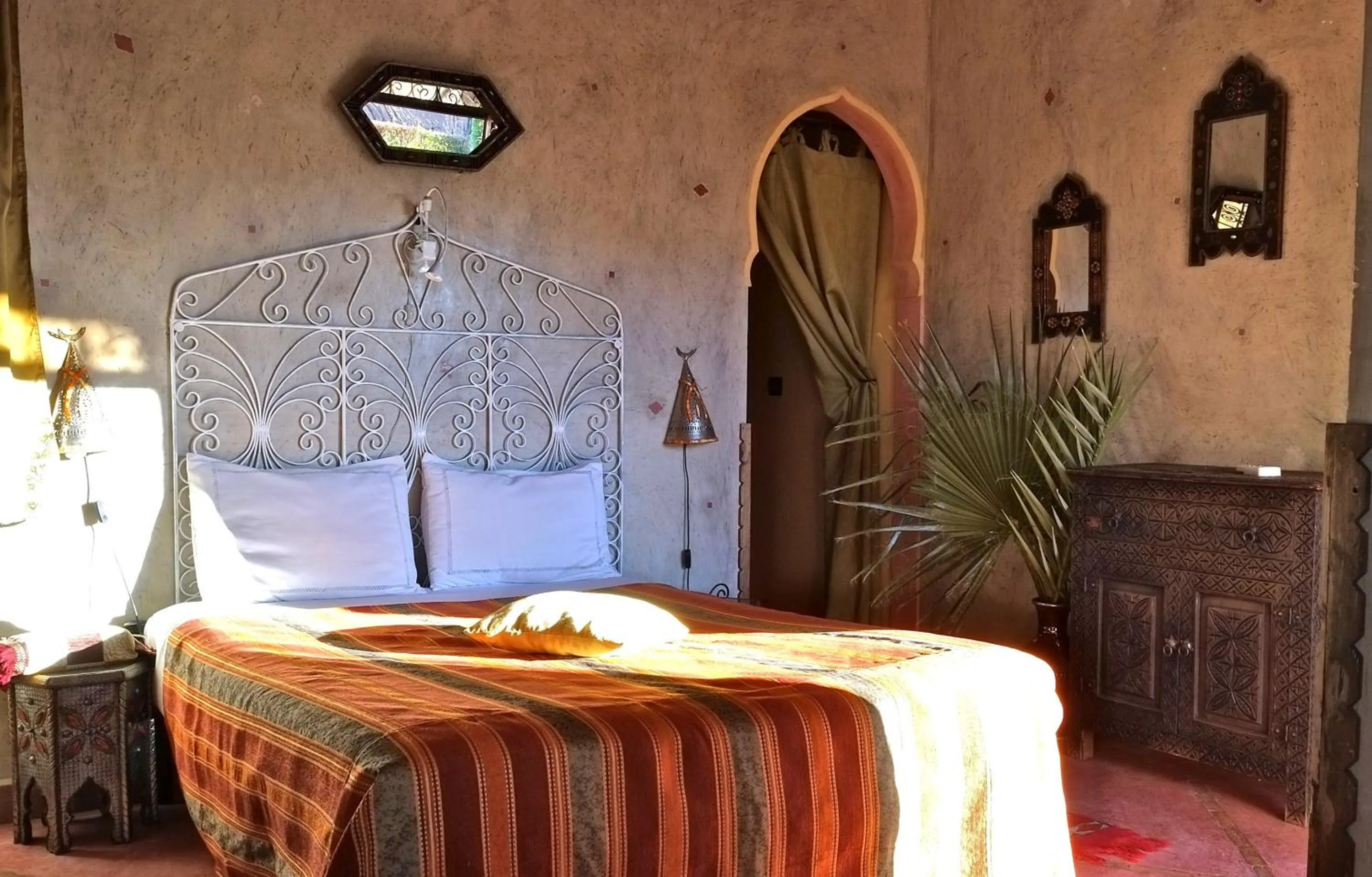 Photo of the whole room, Bed in Sawadi Ecolodge