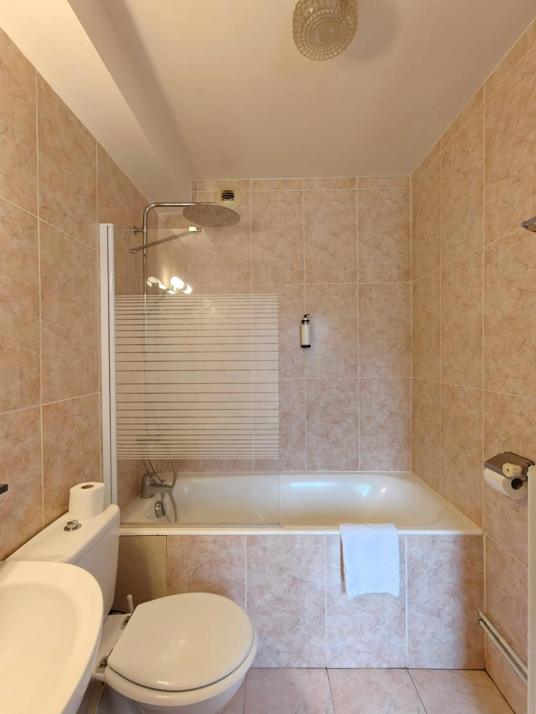 Shower in Le Catalan - Hôtel et appartements