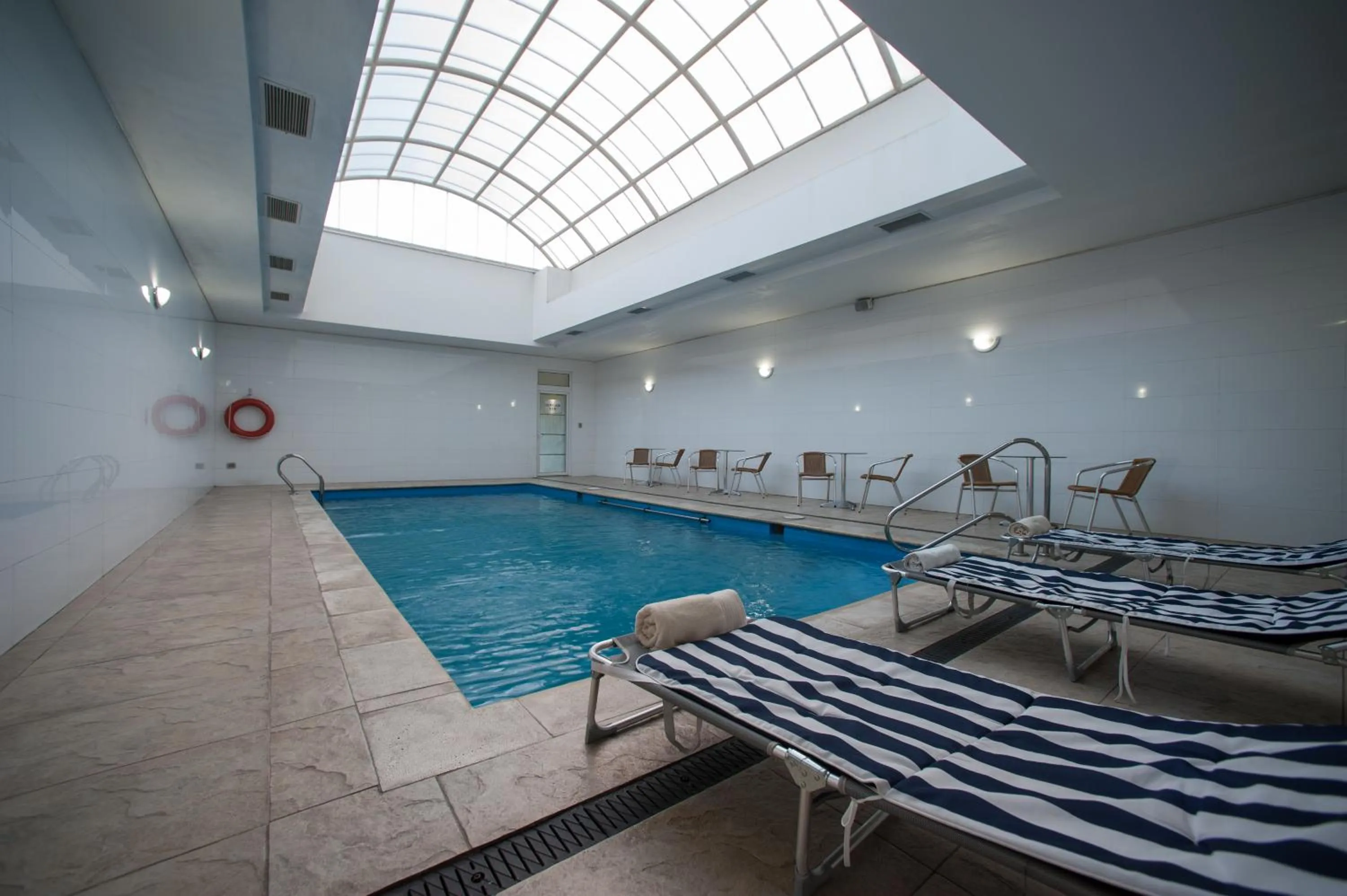 Swimming pool in Hotel Diego de Almagro Lomas Verdes
