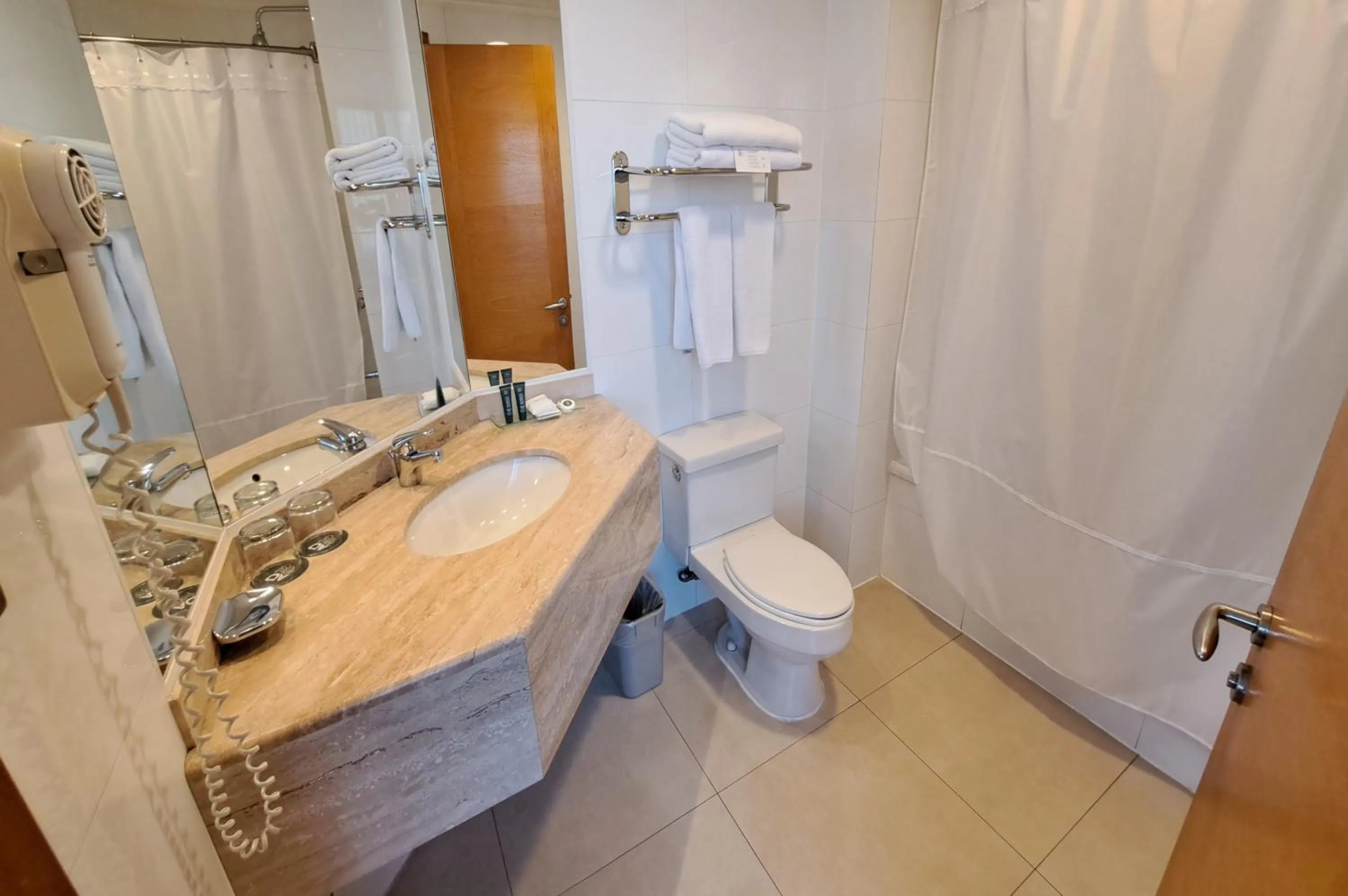 Bathroom in Hotel Diego de Almagro Lomas Verdes